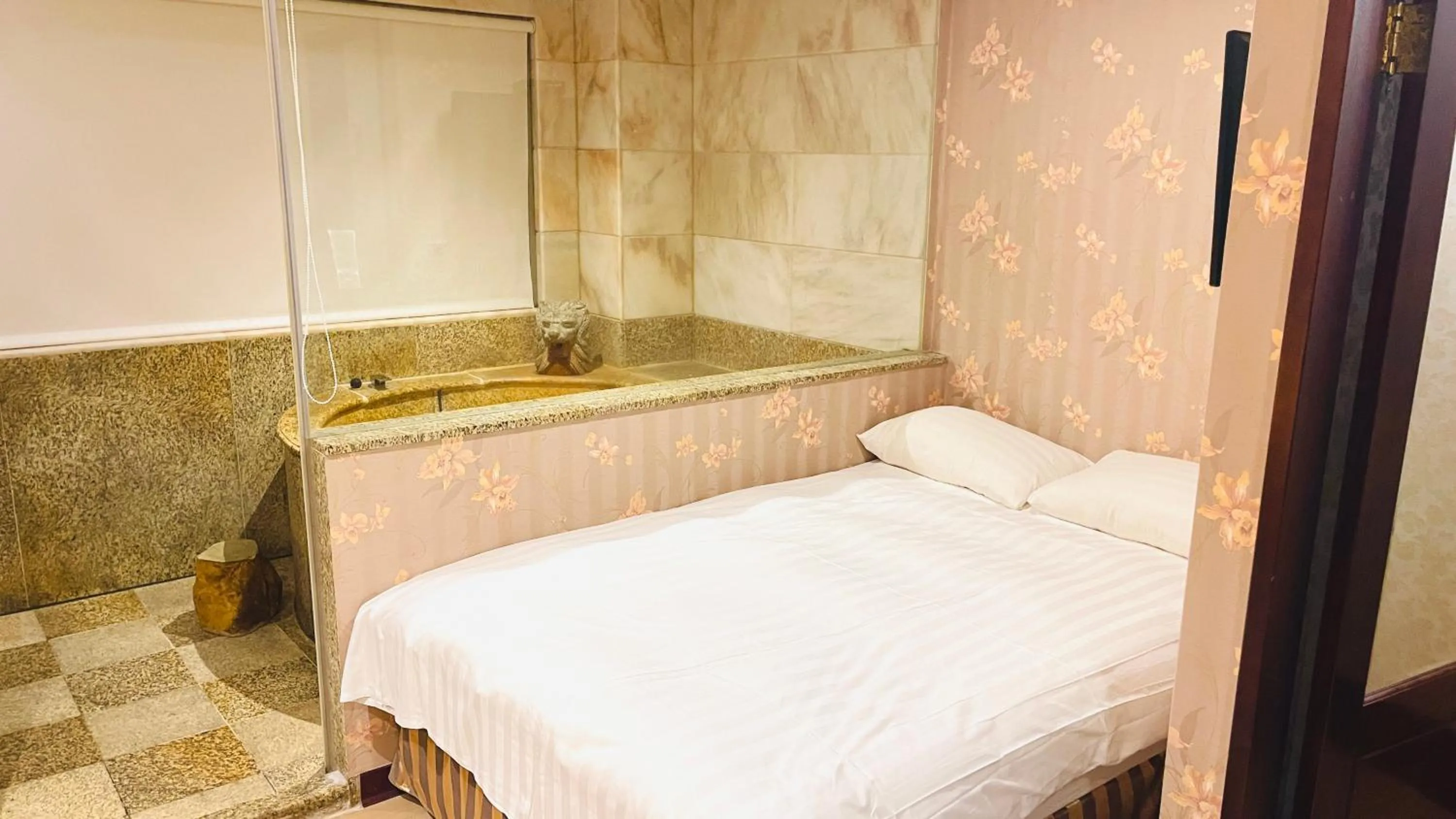 Bed in Grand Pleasure Spring Hotel