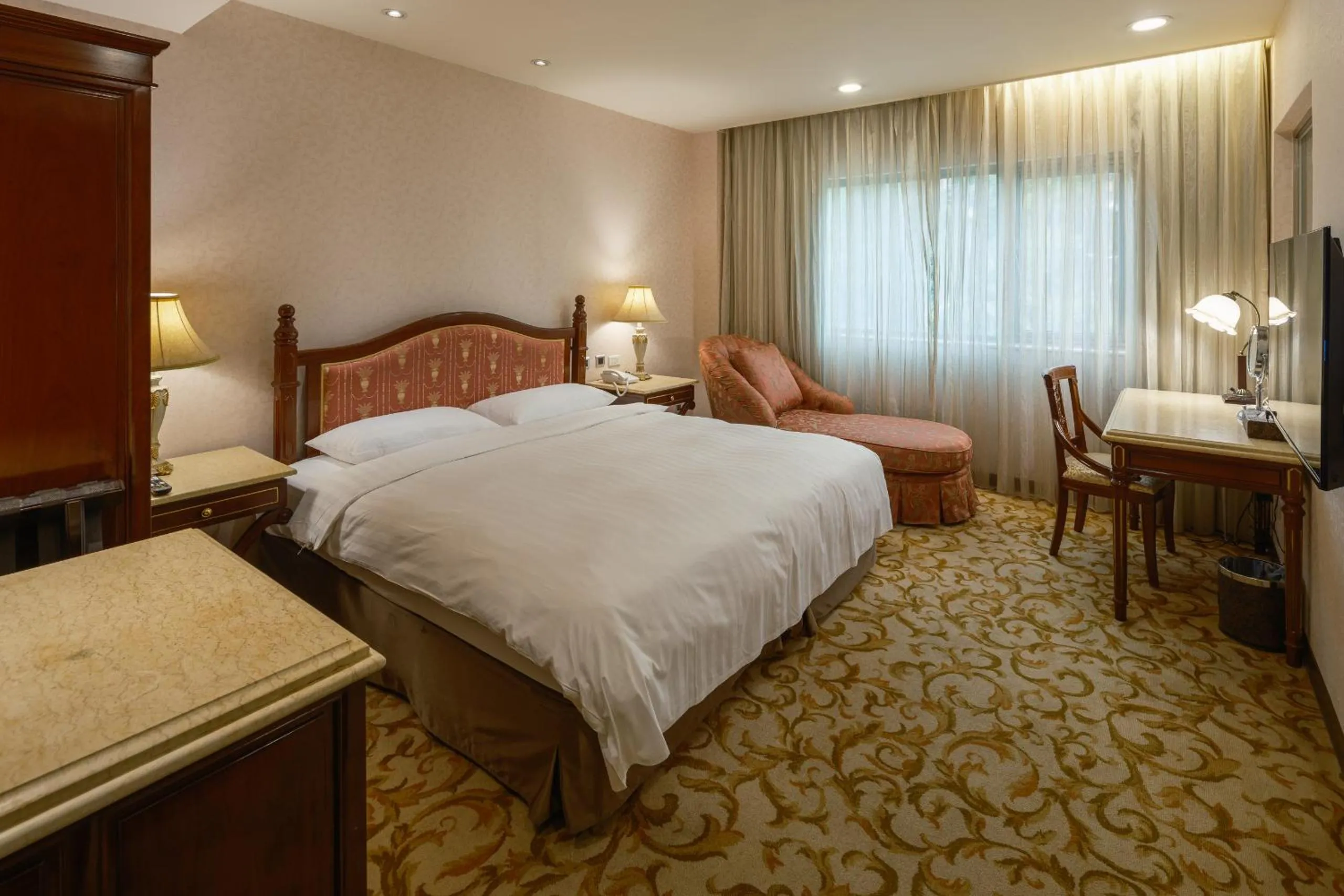 Photo of the whole room, Bed in Grand Pleasure Spring Hotel