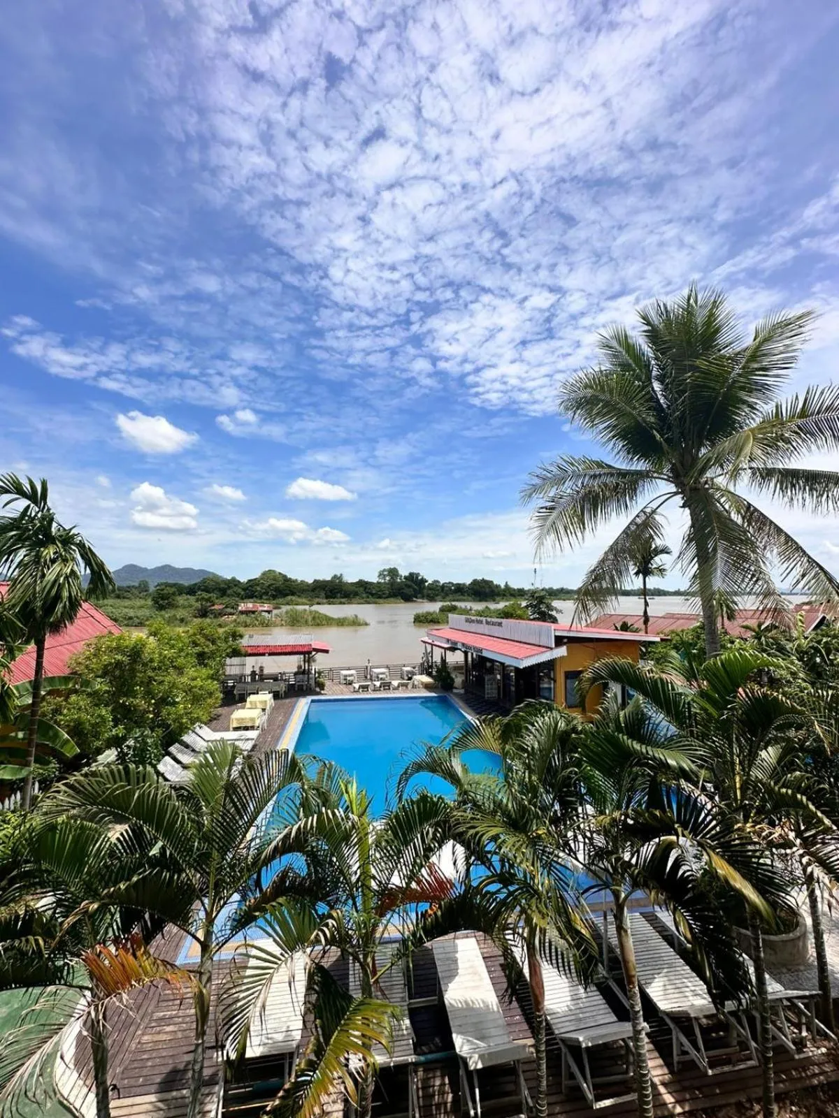 Day in golden hotel dondet