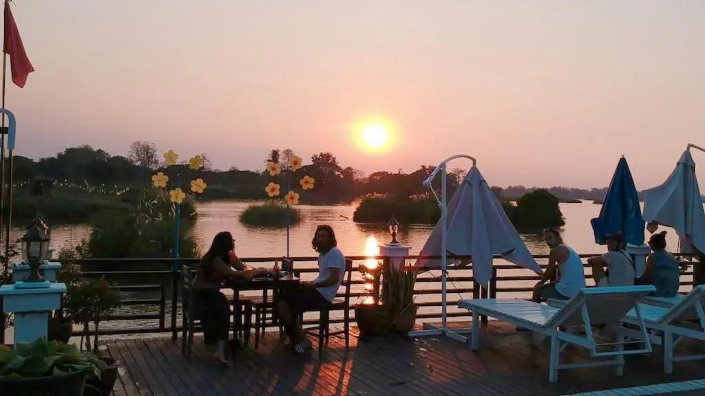 Restaurant/places to eat in golden hotel dondet