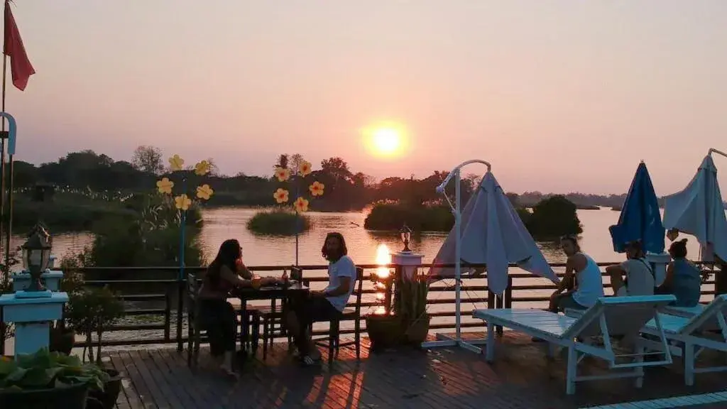 Restaurant/places to eat in golden hotel dondet Restaurant/places to eat in golden hotel dondet