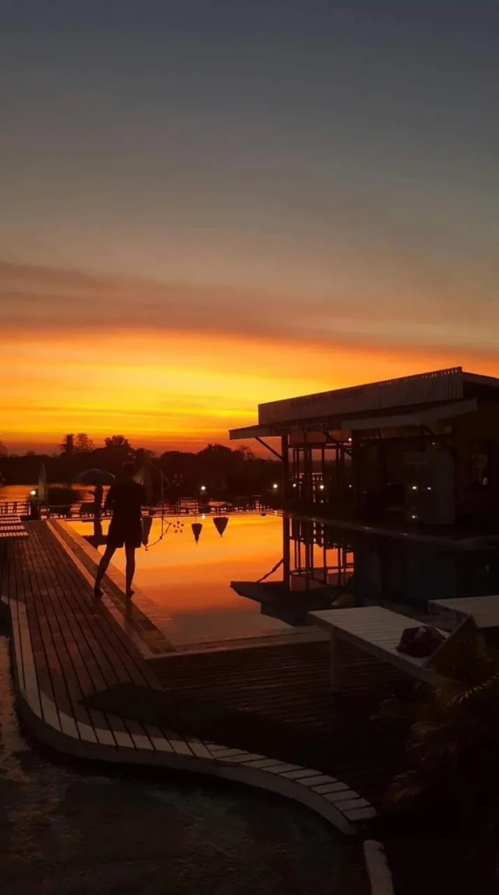 Day in golden hotel dondet