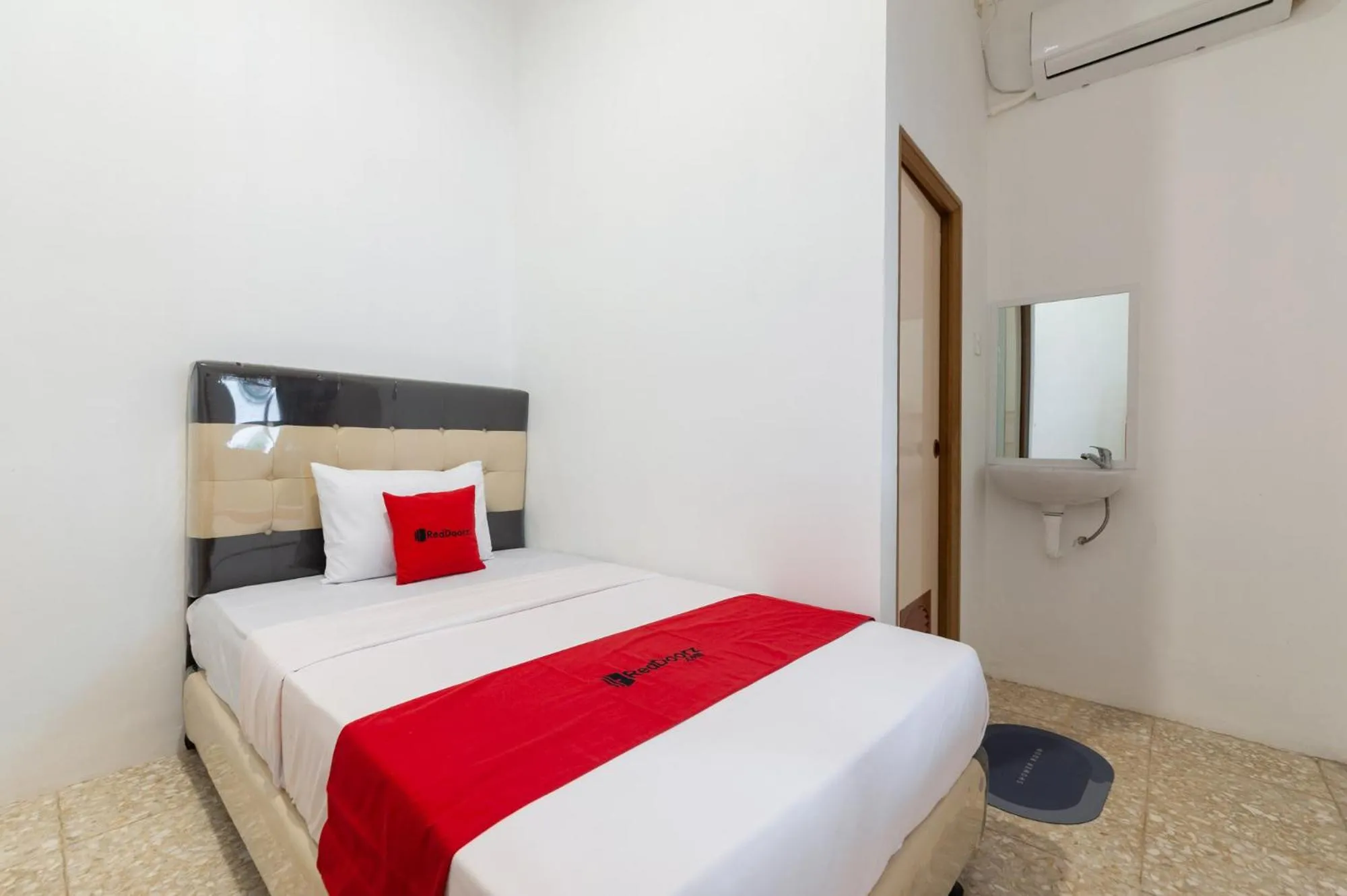 Single Room - single occupancy in RedDoorz @ Kemang Dalam