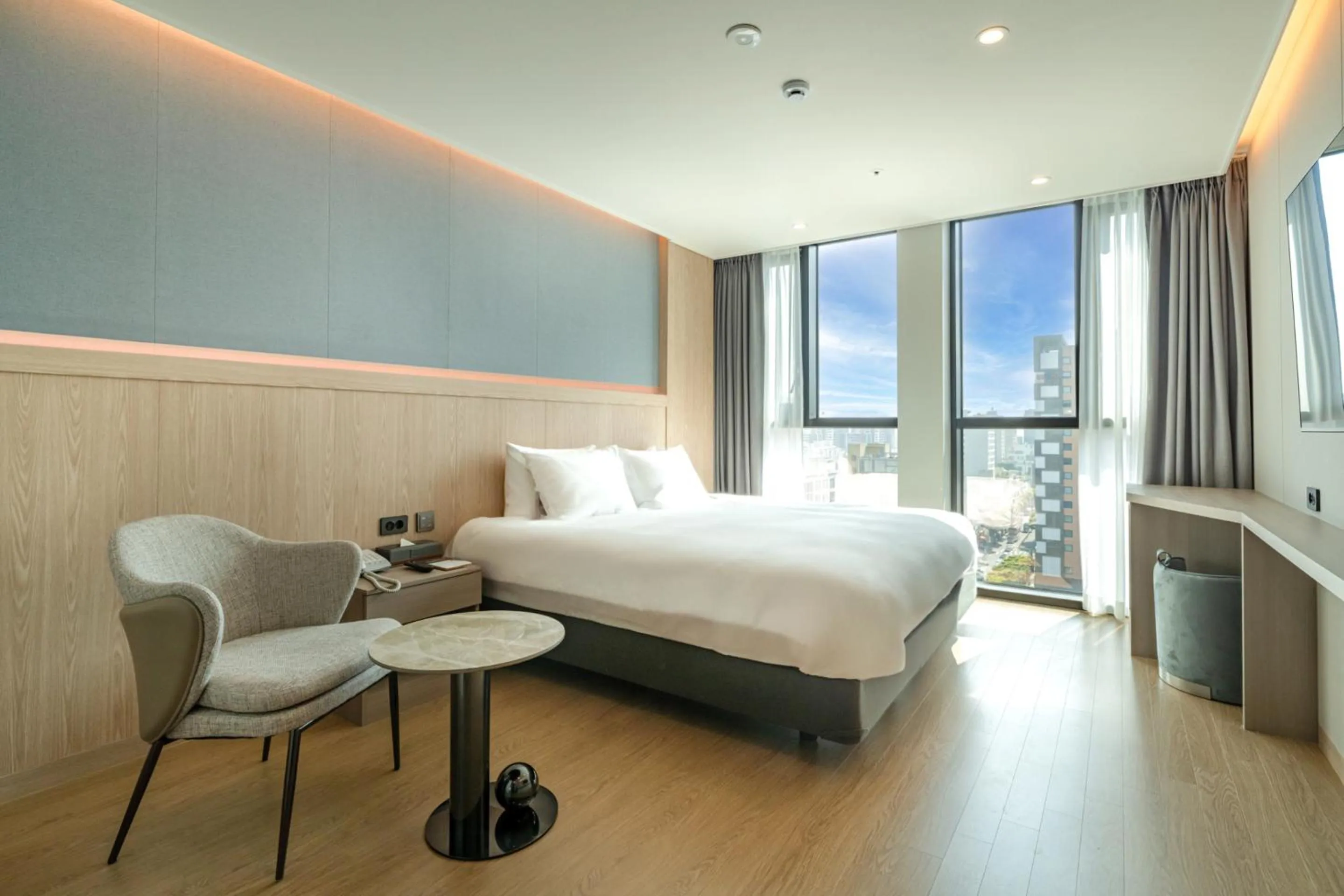 Photo of the whole room, Bed in Jeju Bolton Hotel