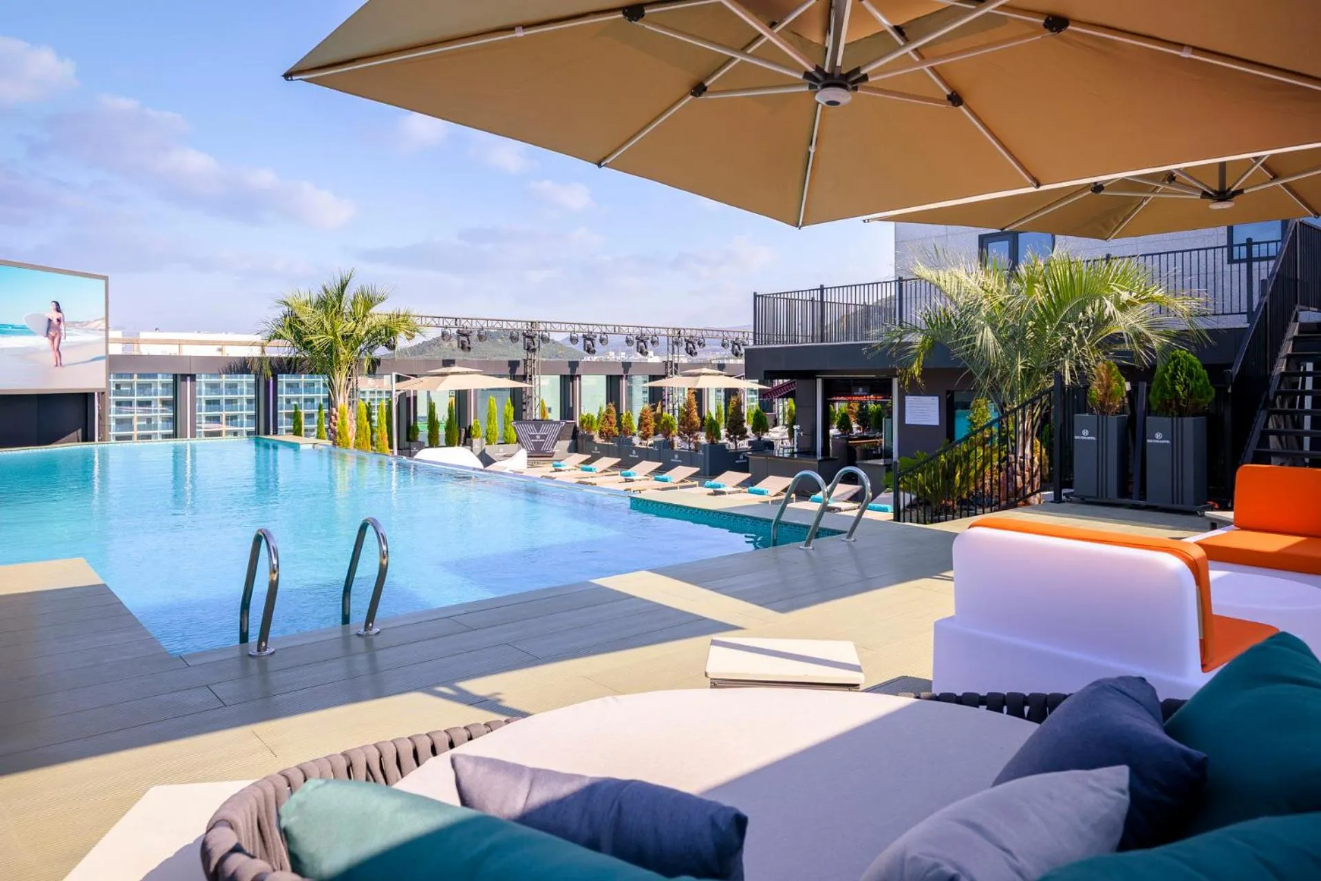 Swimming pool in Jeju Bolton Hotel