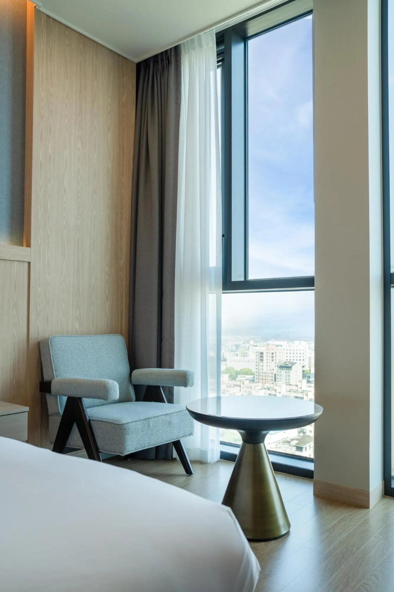 Seating area, Bed in Jeju Bolton Hotel