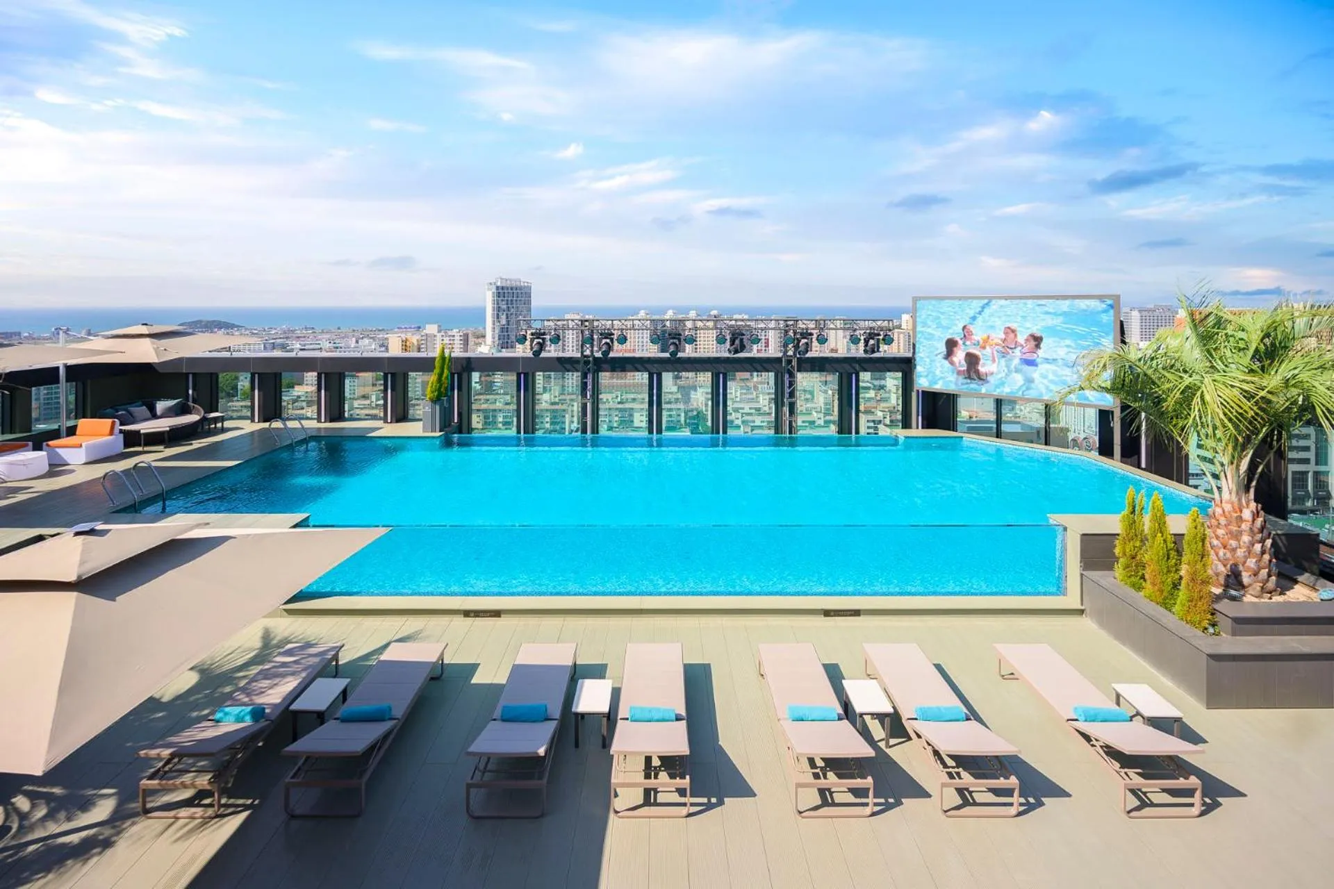 Swimming pool in Jeju Bolton Hotel