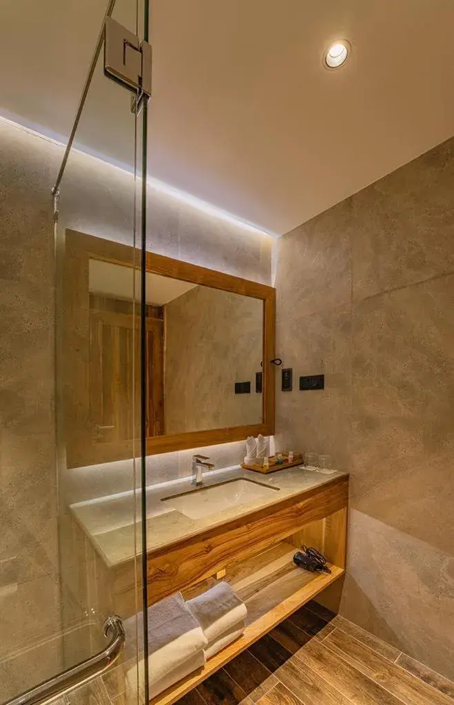 Bathroom in The Trees, Kandy Bathroom in The Trees, Kandy