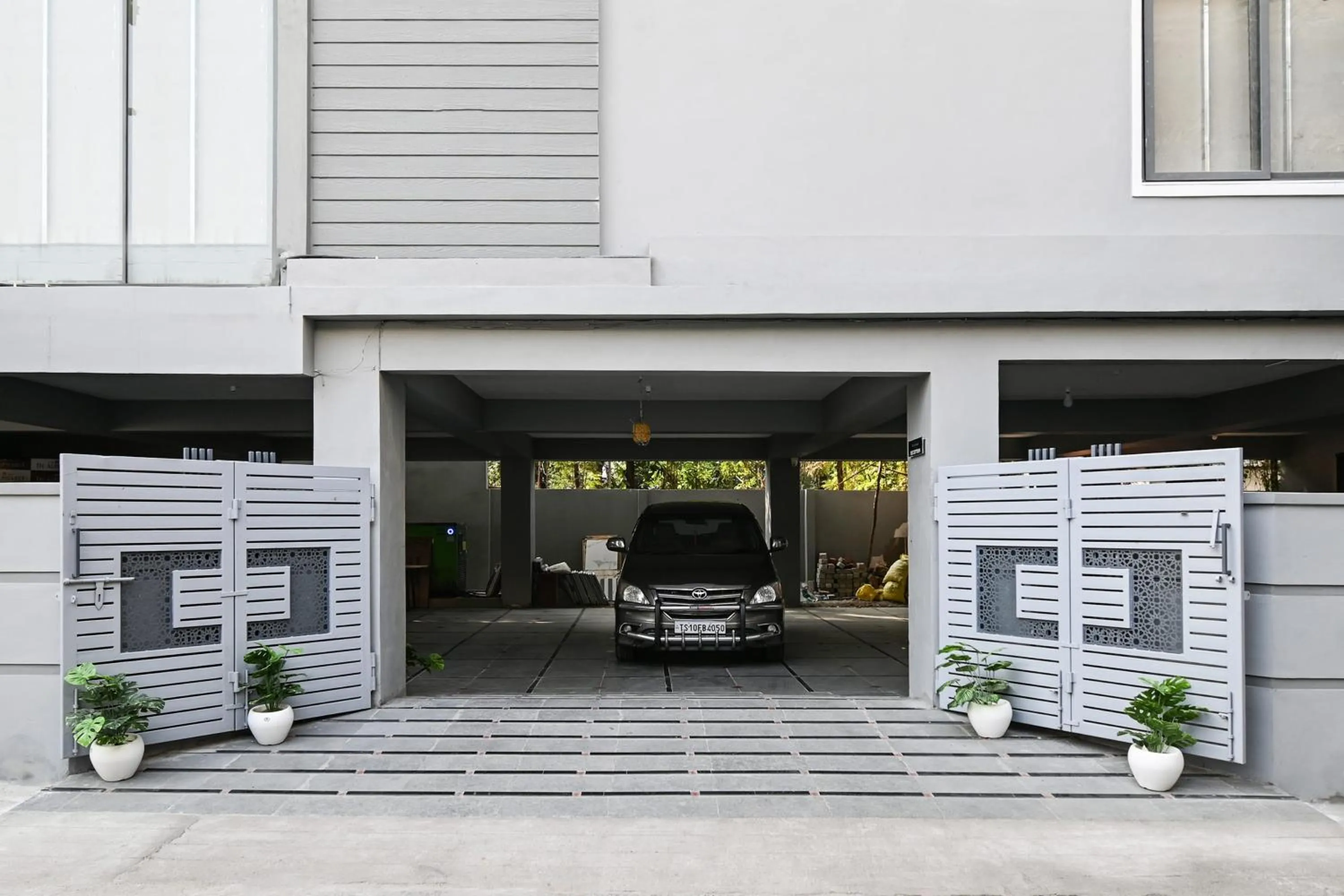 Facade/entrance in Super Townhouse De Alphabet Karmanghat