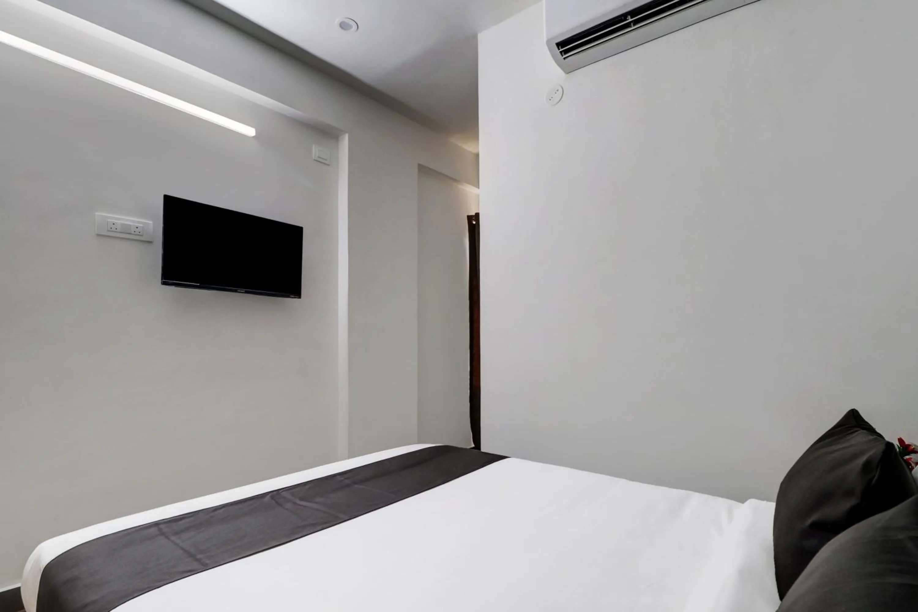 Bedroom, Bed in Super Townhouse Ecity Inn