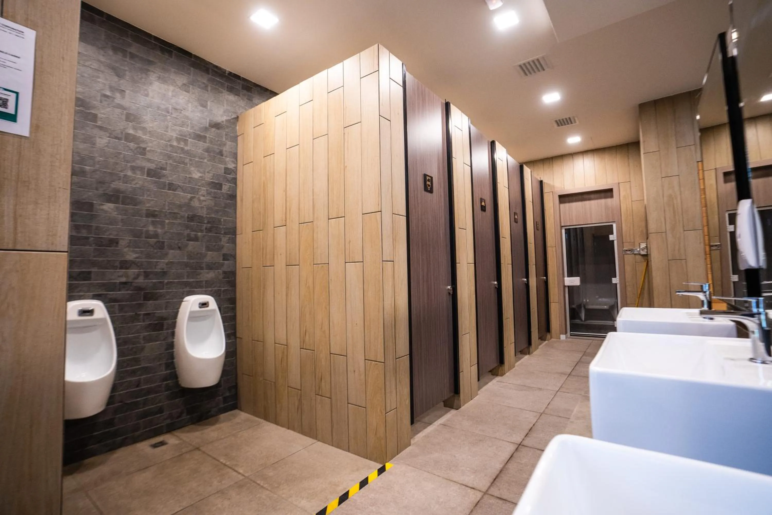 Toilet in K Avenue by CAIRO