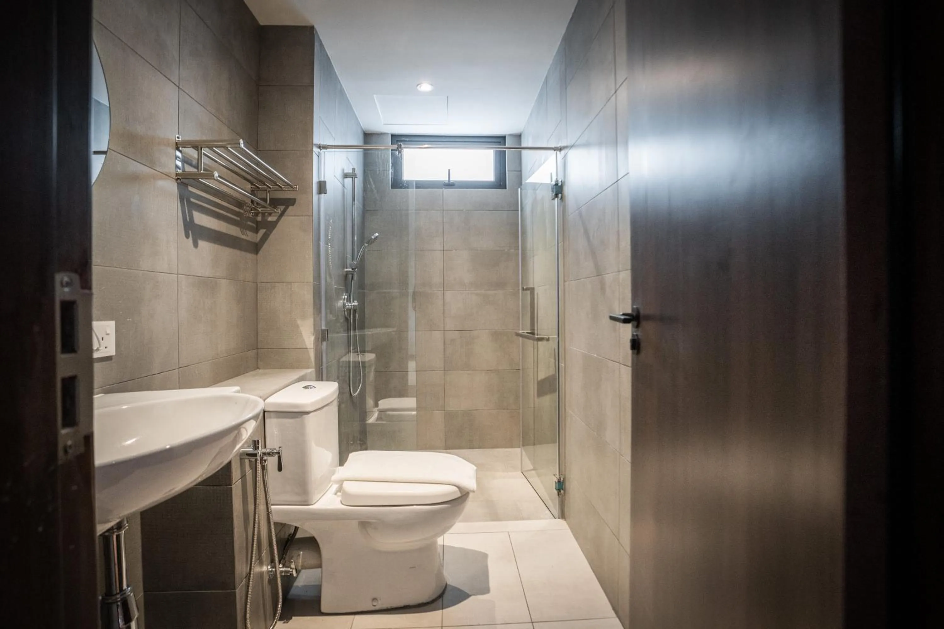 Toilet in K Avenue by CAIRO