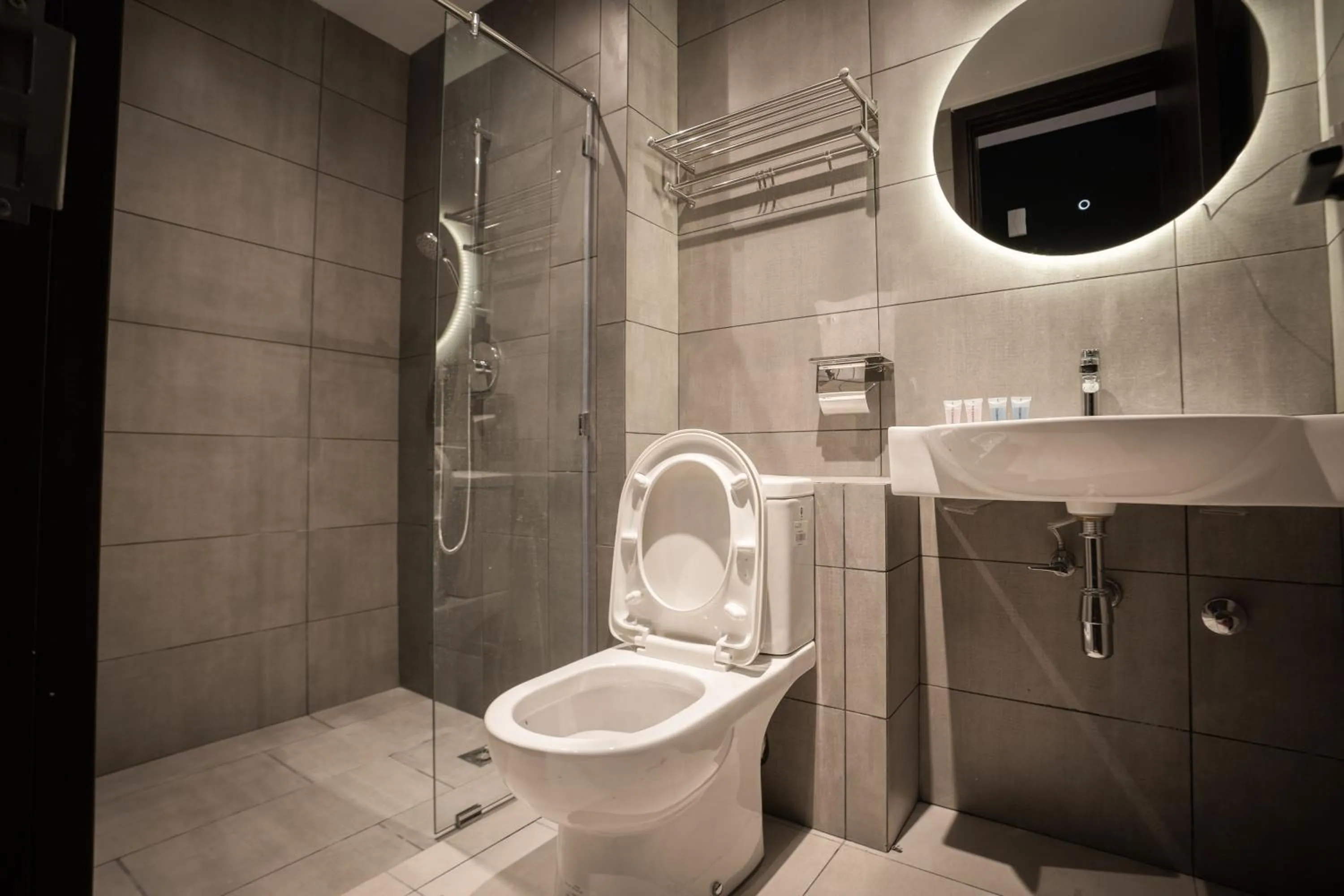 Toilet in K Avenue by CAIRO