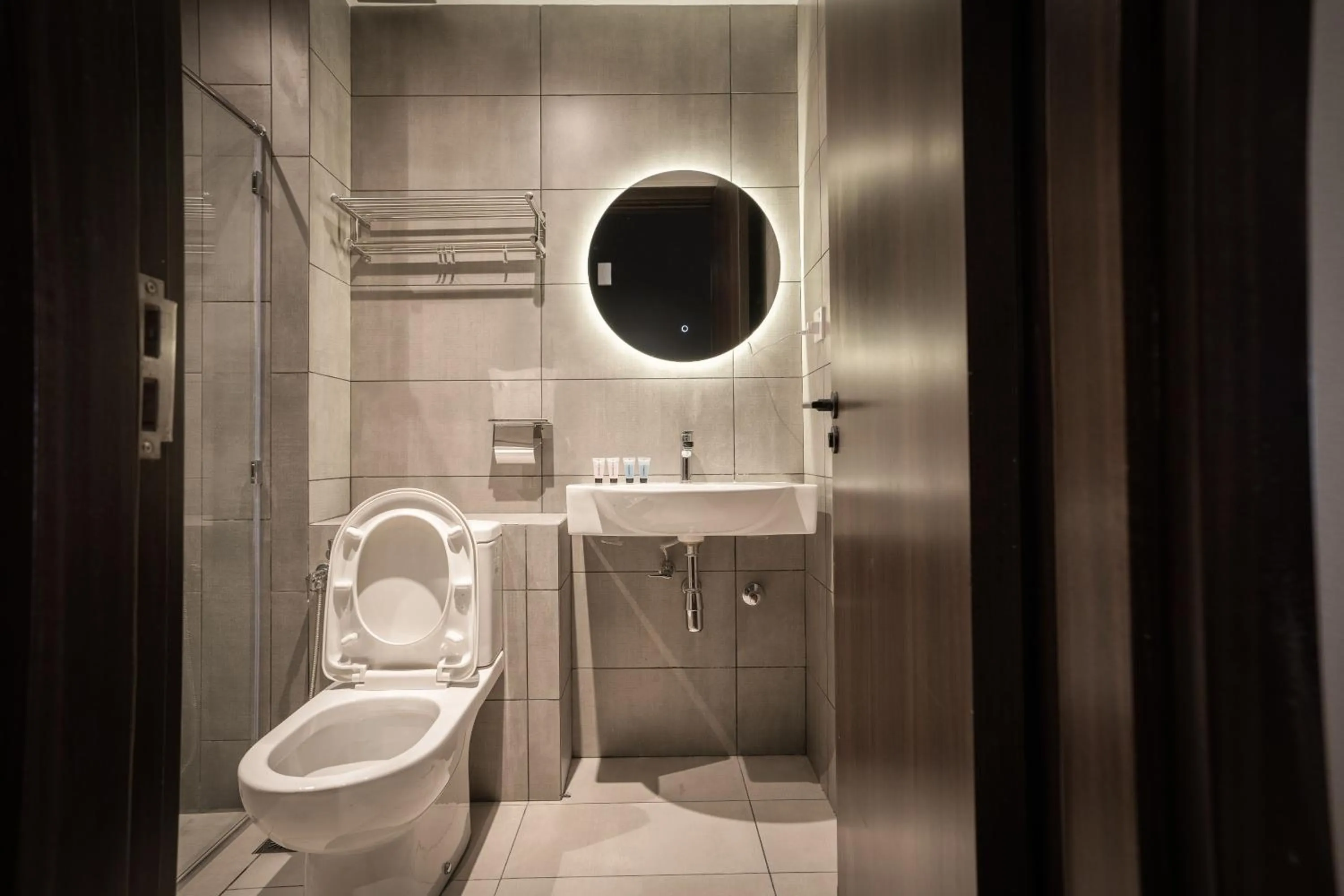 Toilet in K Avenue by CAIRO