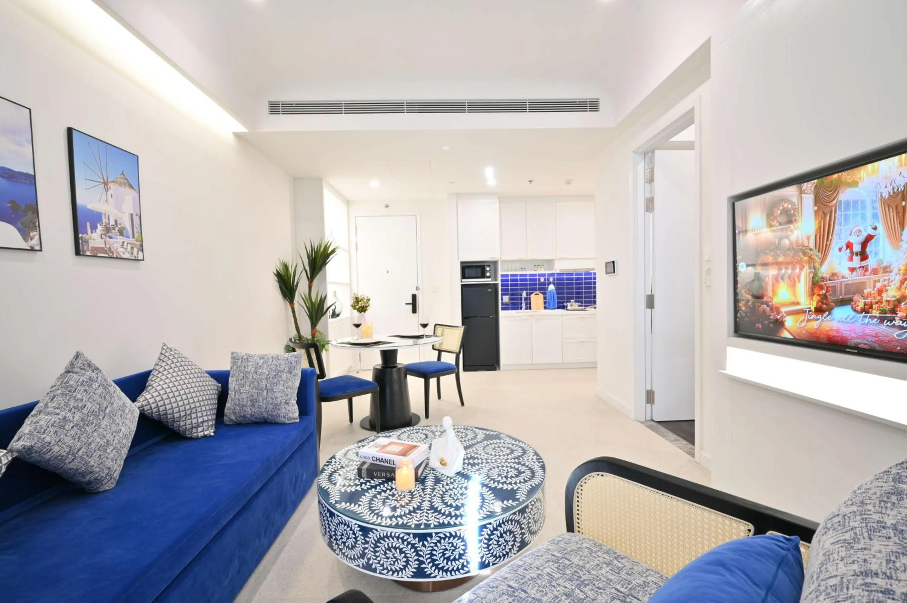 Communal lounge/ TV room in Rosie Hillside Seaview Phu Quoc Apartment