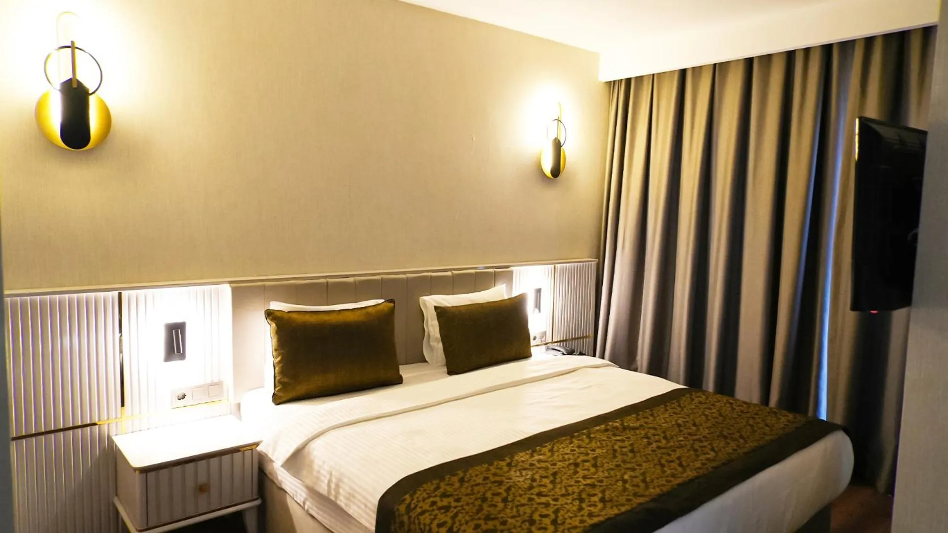 Bed in Sky Hill Hotel