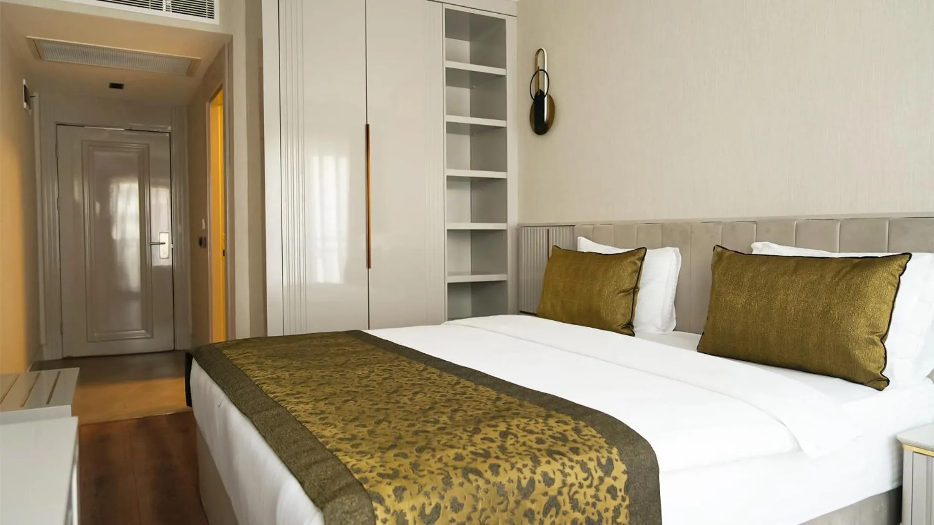 Bed in Sky Hill Hotel