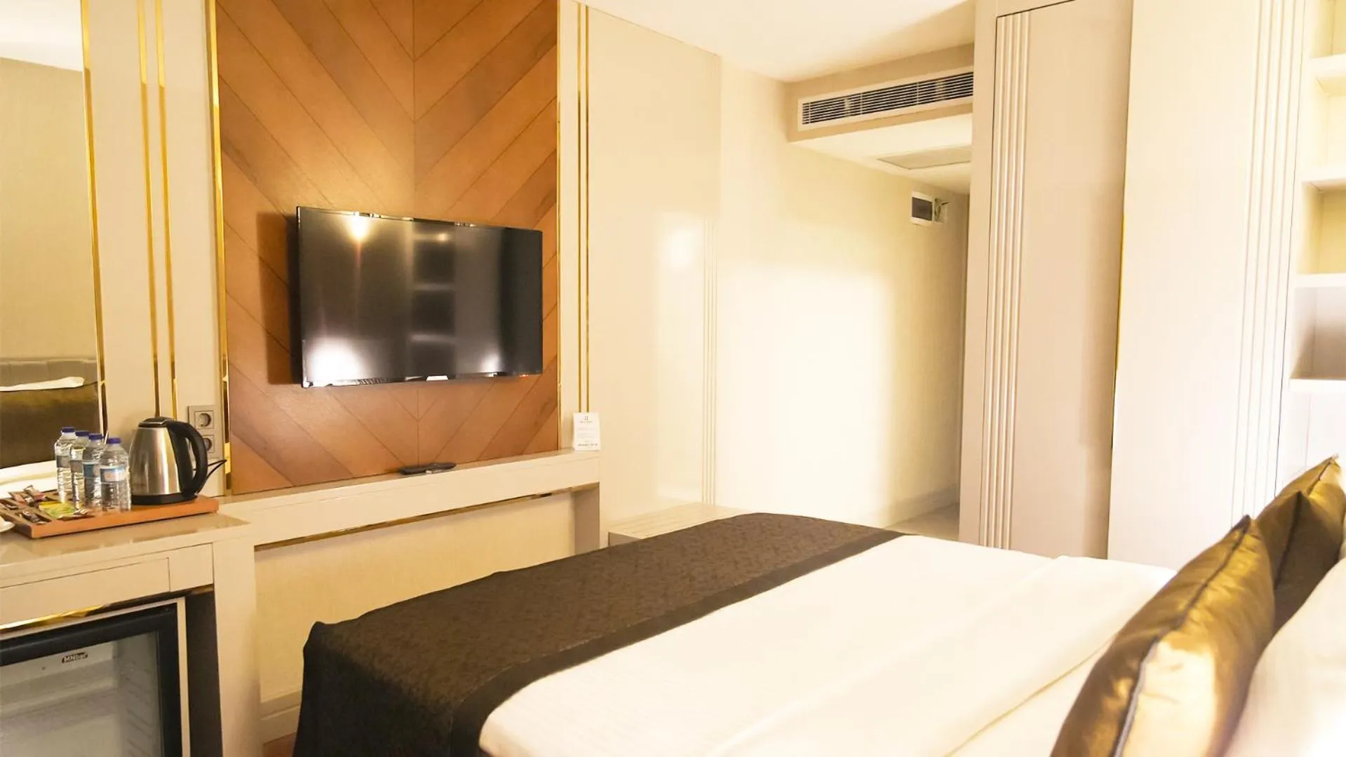 Bed in Sky Hill Hotel