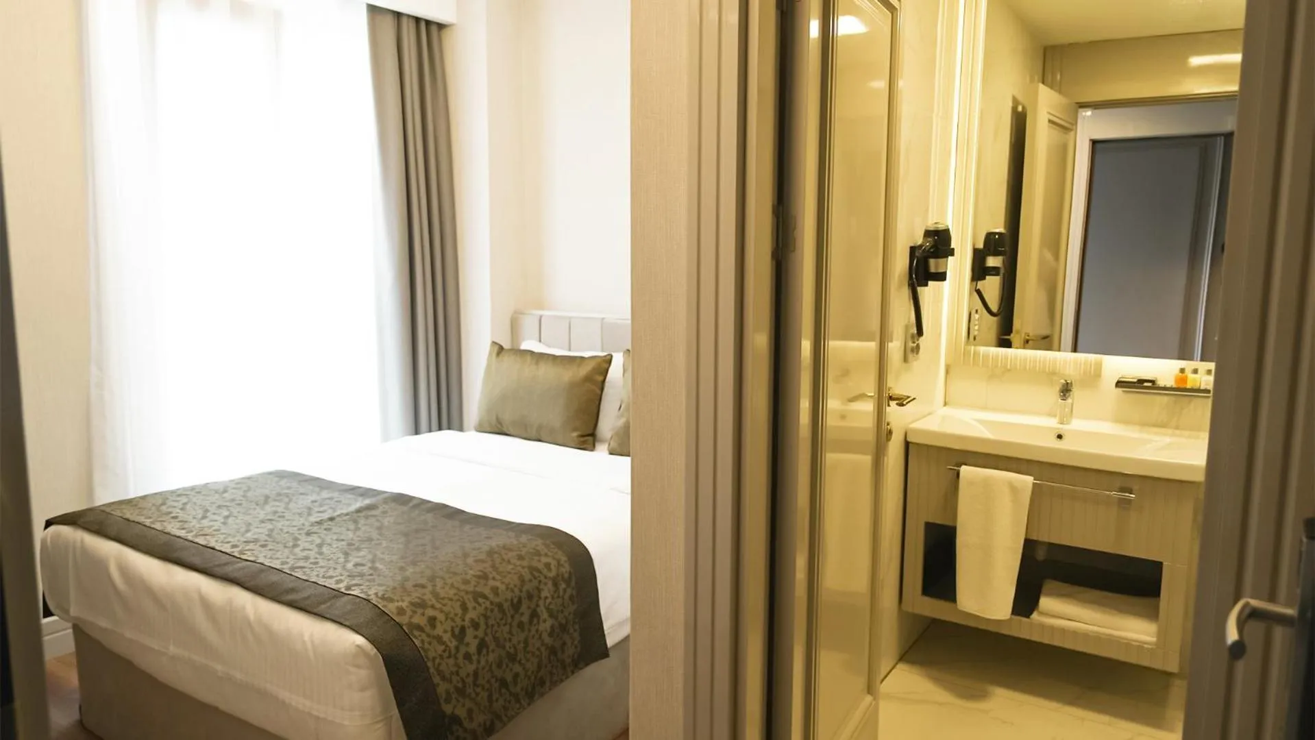 Bed in Sky Hill Hotel