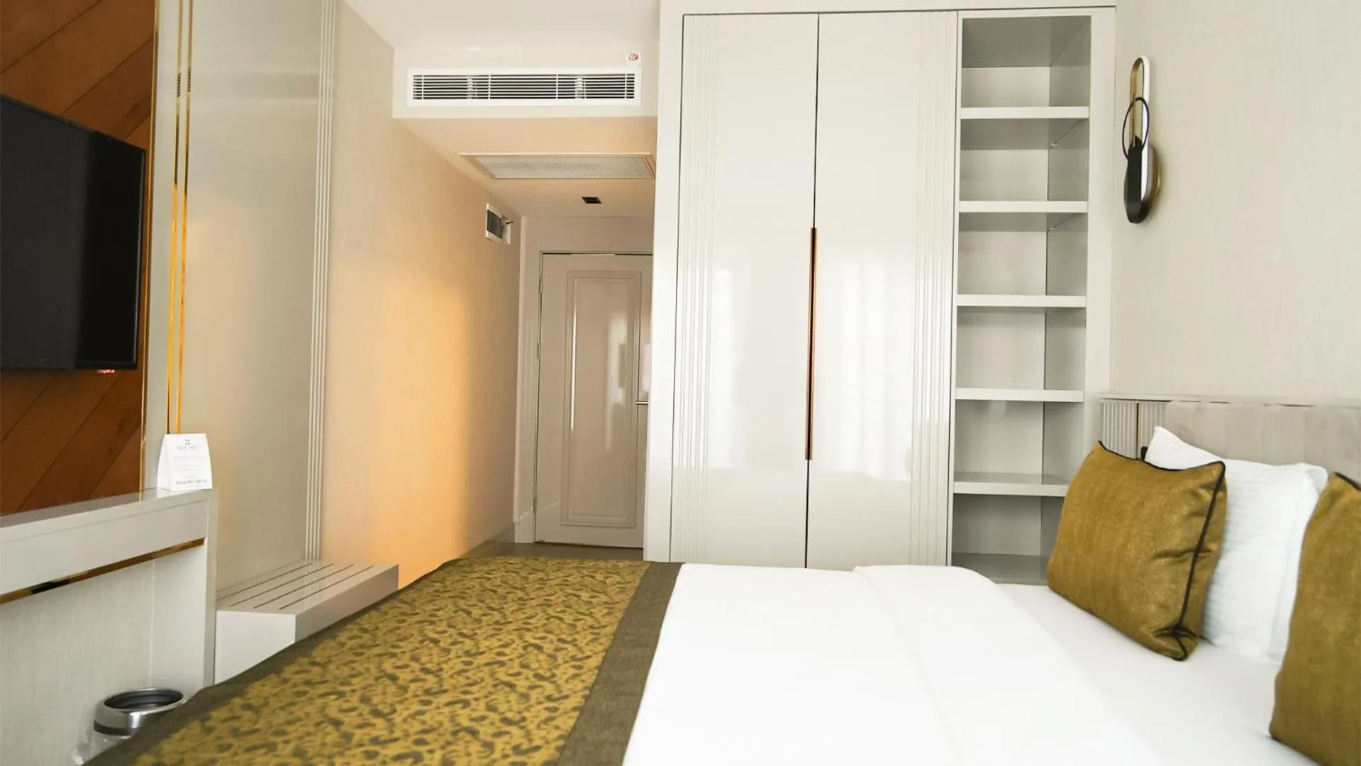 Bed in Sky Hill Hotel