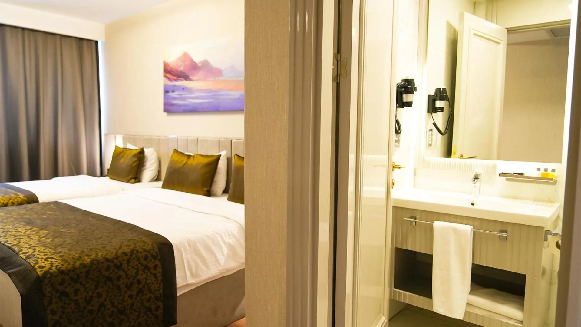 Bed in Sky Hill Hotel