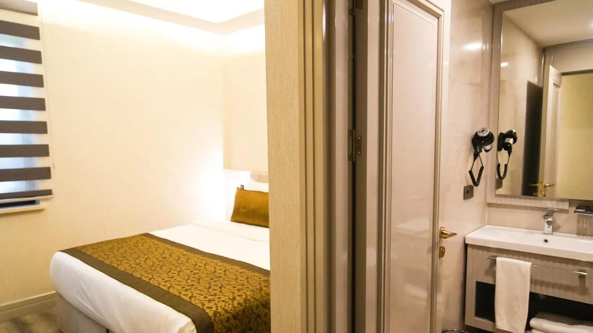 Bed in Sky Hill Hotel