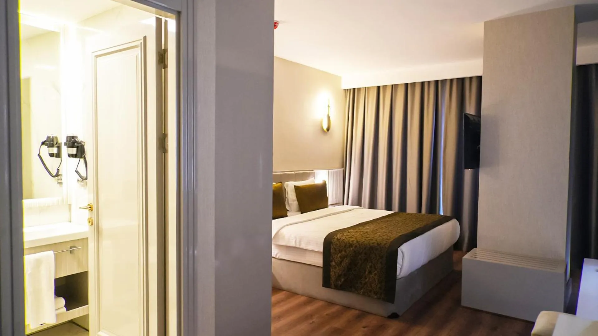 Bed in Sky Hill Hotel