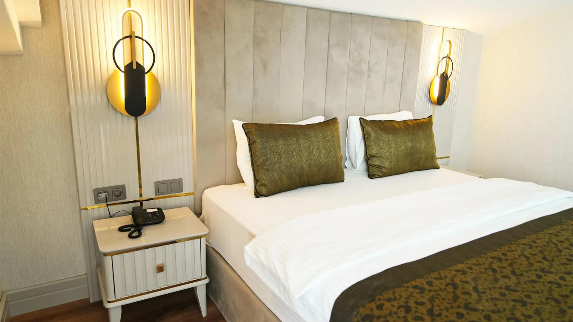 Bed in Sky Hill Hotel