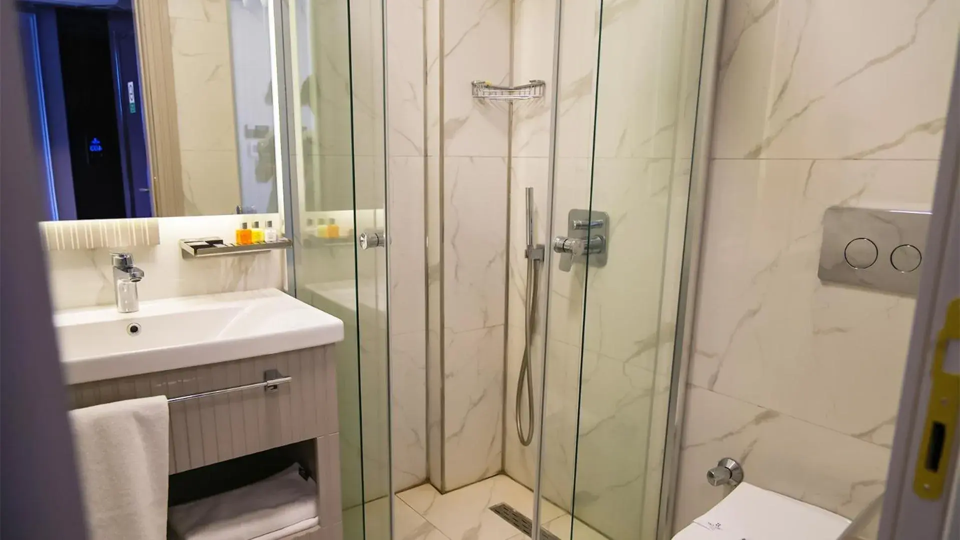 Small Double Room in Sky Hill Hotel Small Double Room in Sky Hill Hotel