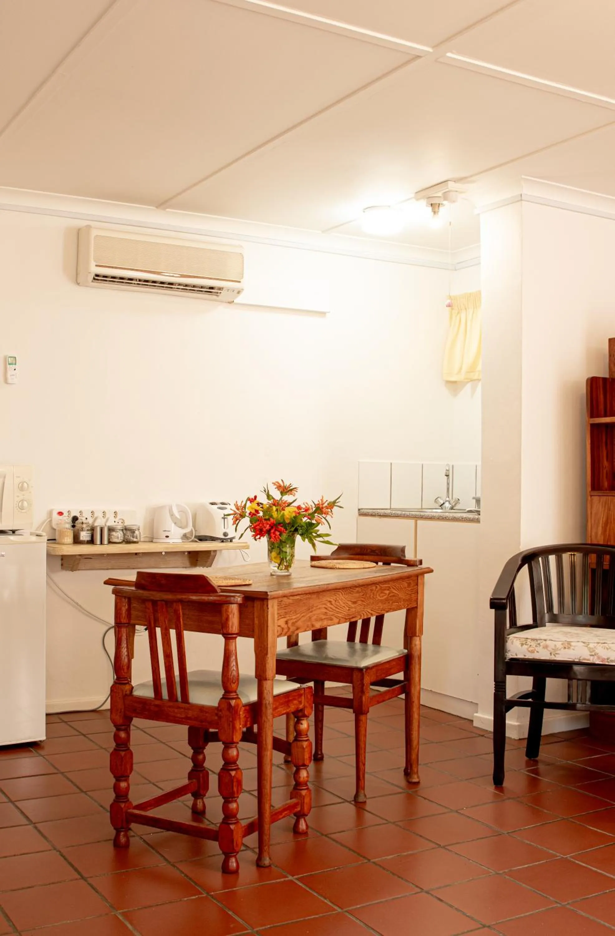 Kitchen or kitchenette in 4 Rothman Street B&B