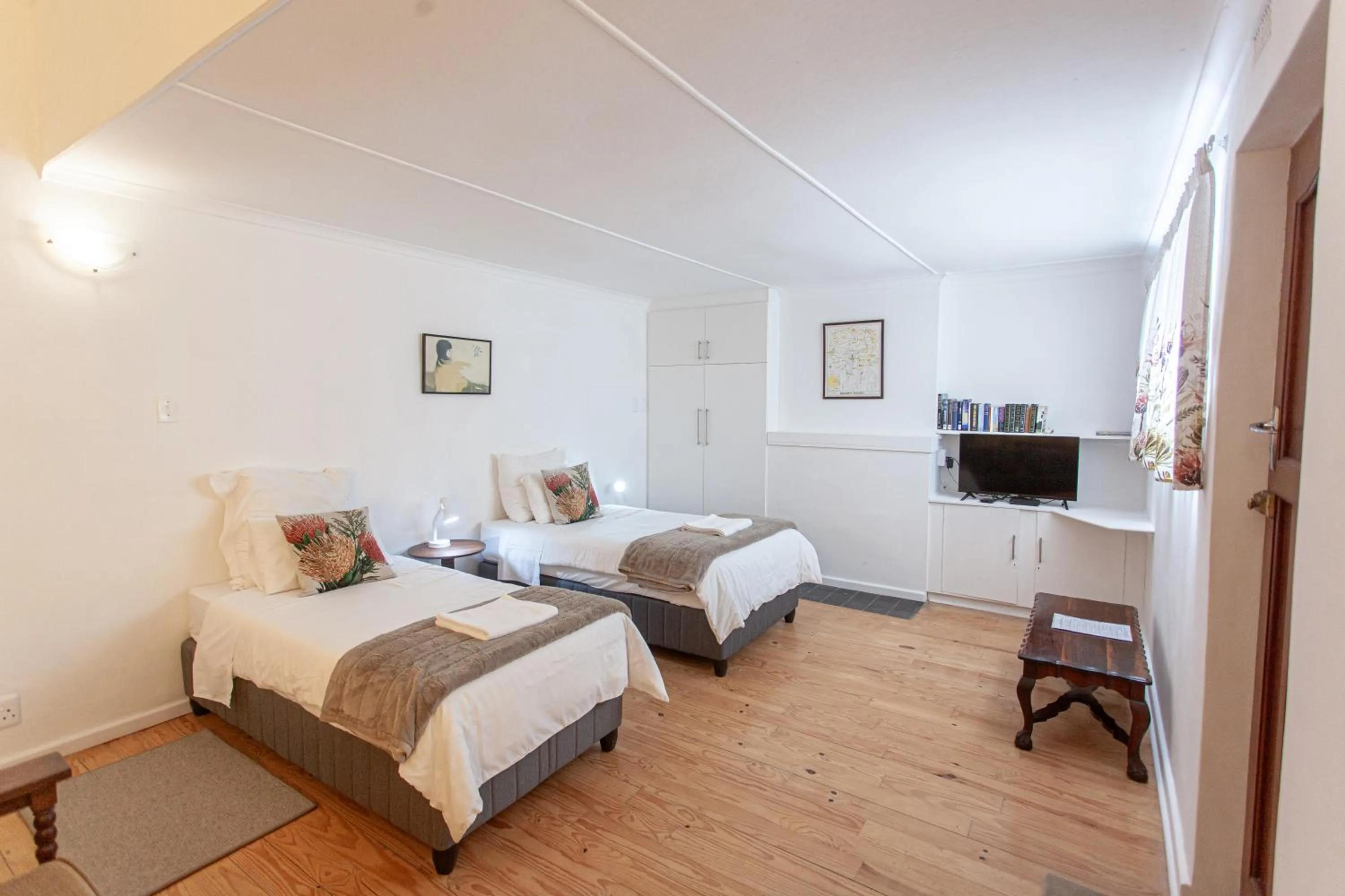 Bed in 4 Rothman Street B&B