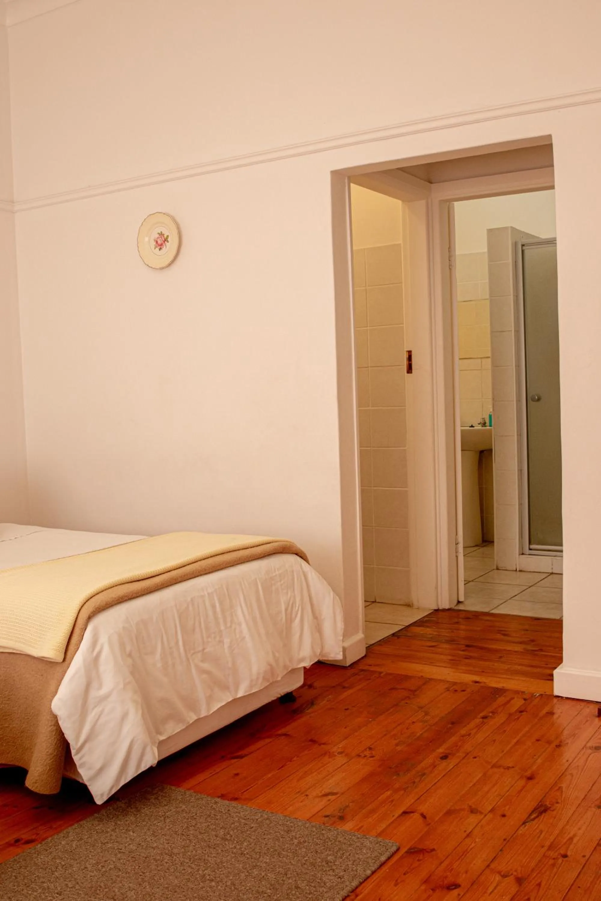 Photo of the whole room, Bed in 4 Rothman Street B&B