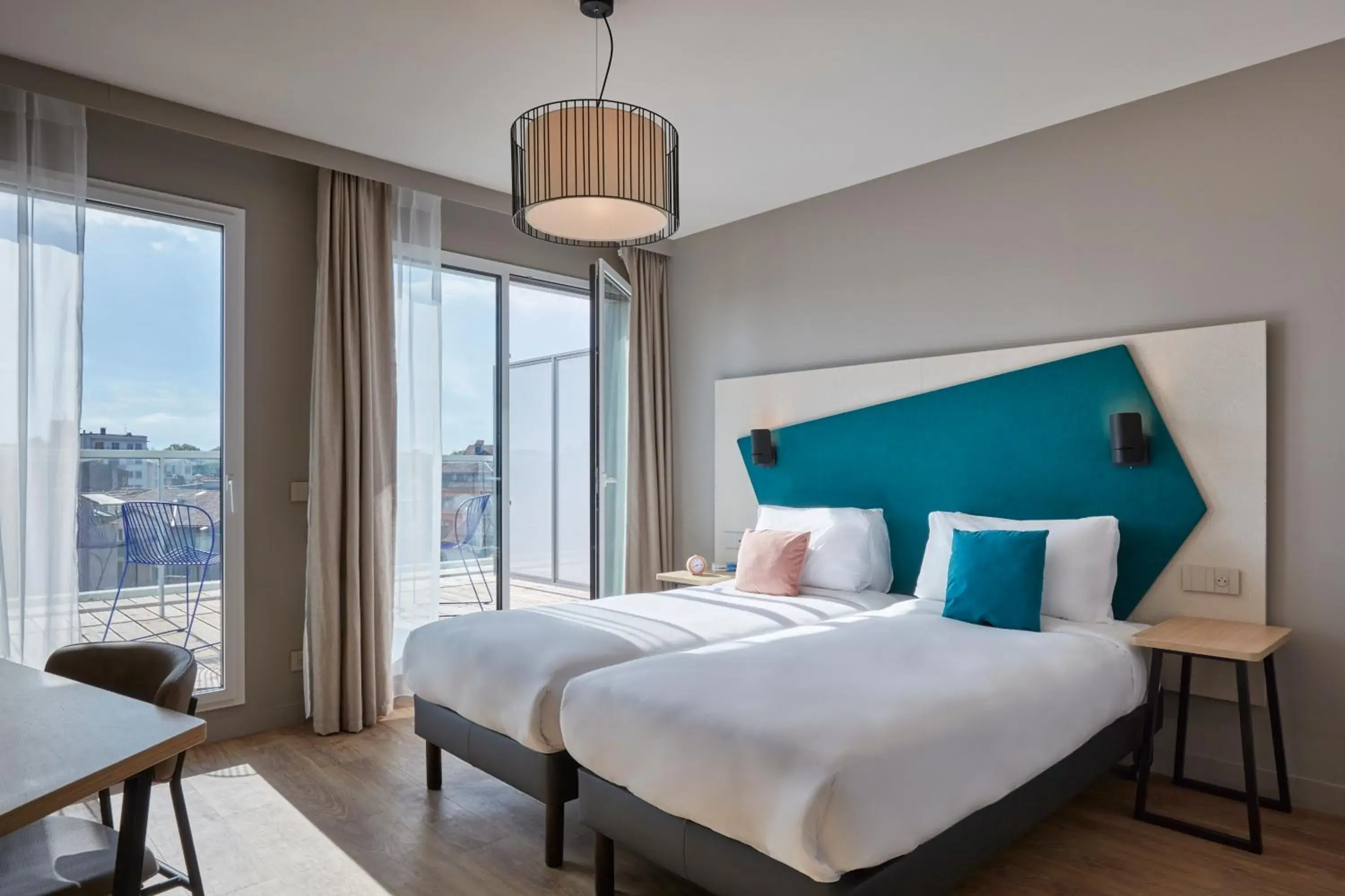 Photo of the whole room, Bed in Aparthotel Adagio Heidelberg Photo of the whole room, Bed in Aparthotel Adagio Heidelberg