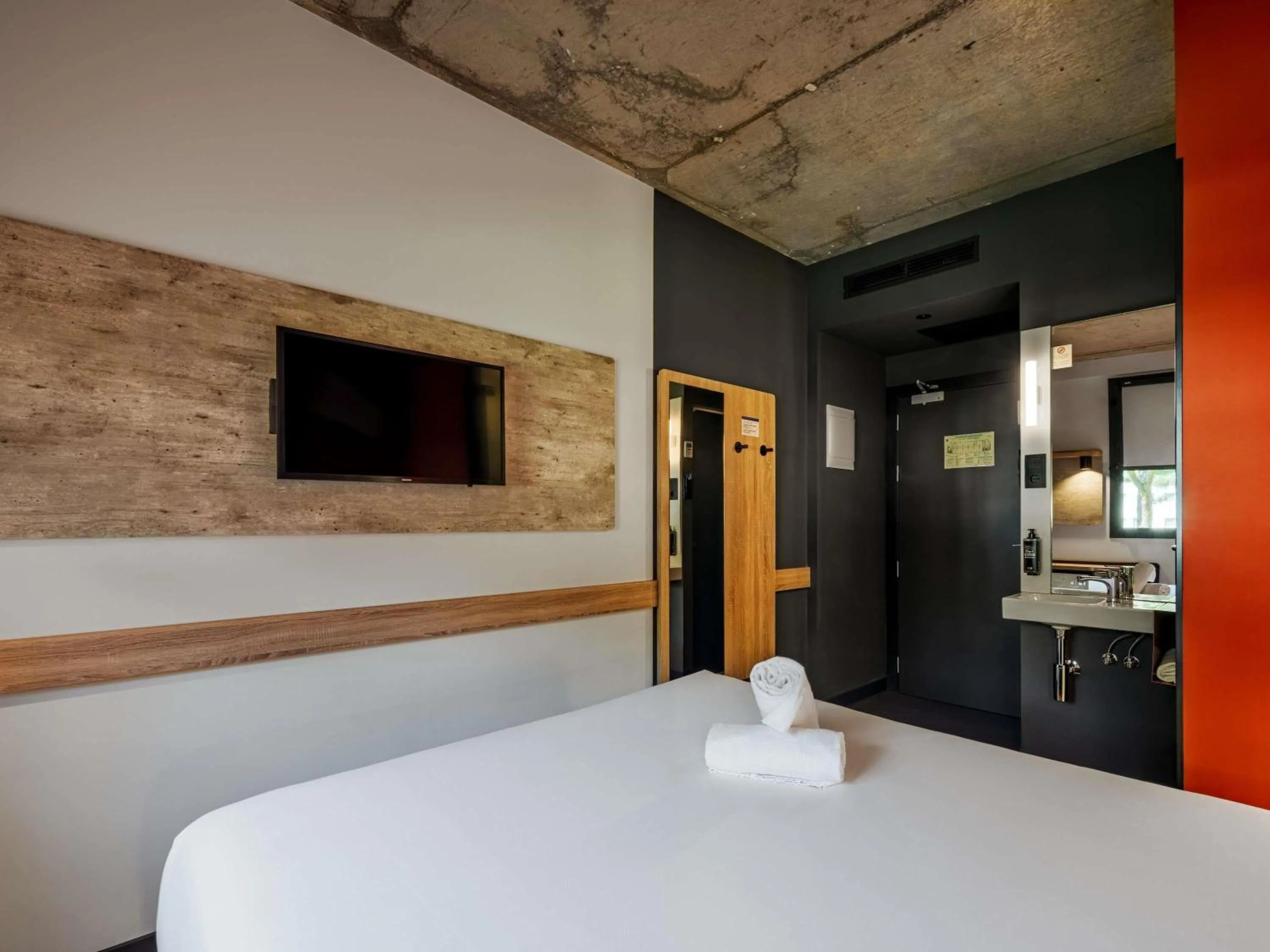 Bedroom, Bed in ibis budget Madrid Aeropuerto