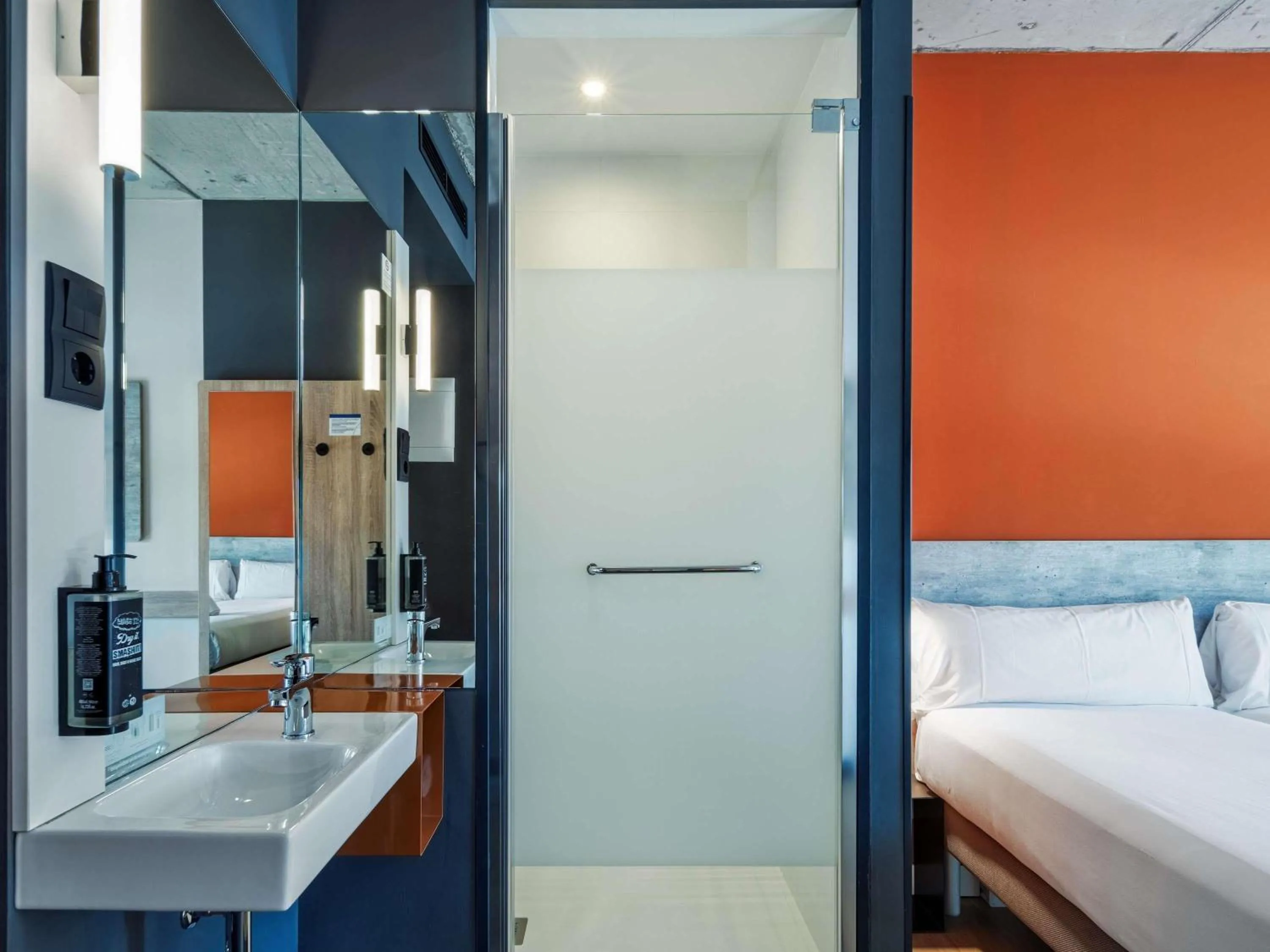 Bedroom, Bed in ibis budget Madrid Aeropuerto