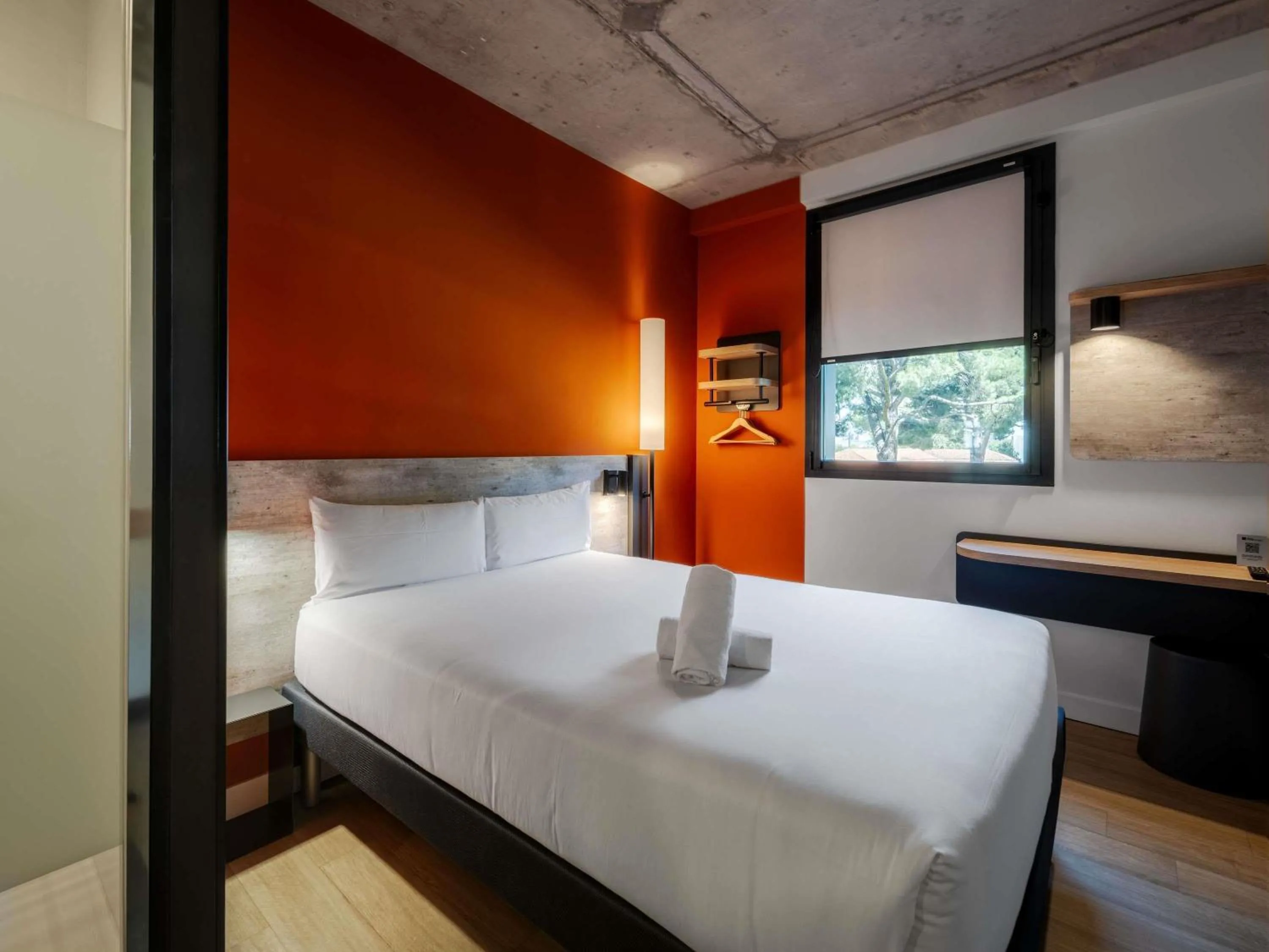 Bedroom, Bed in ibis budget Madrid Aeropuerto