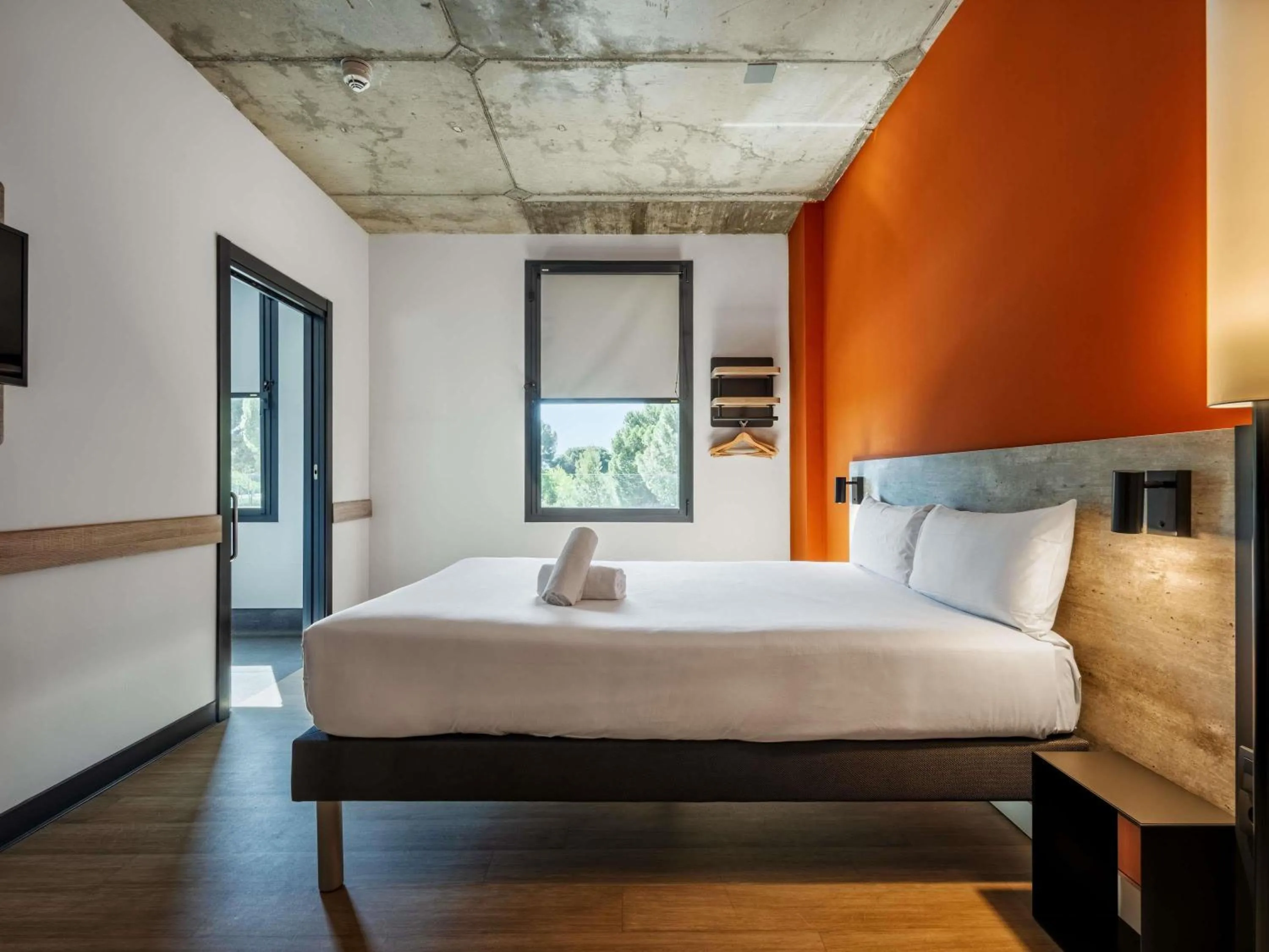 Bedroom, Bed in ibis budget Madrid Aeropuerto