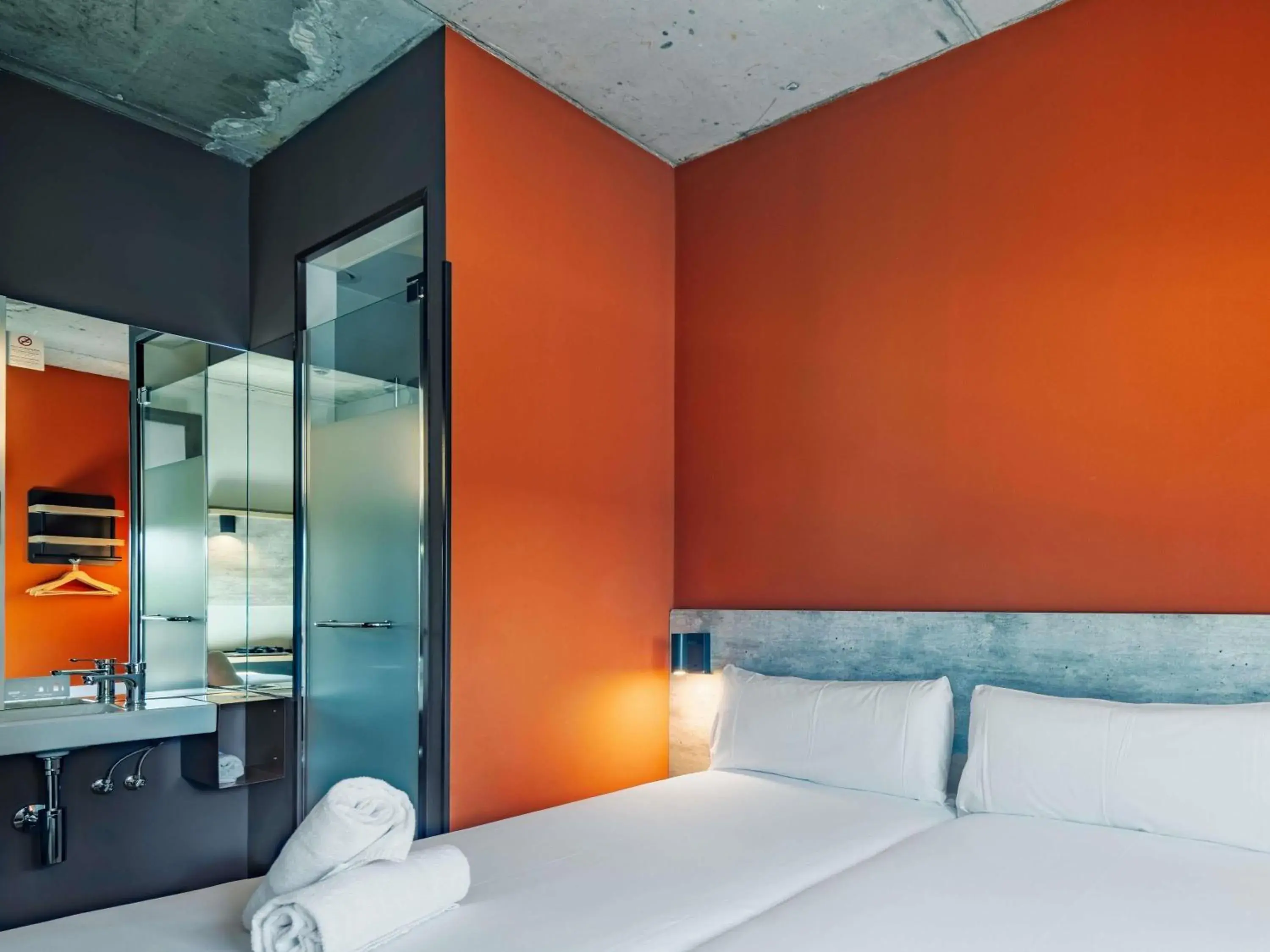 Bedroom, Bed in ibis budget Madrid Aeropuerto Bedroom, Bed in ibis budget Madrid Aeropuerto