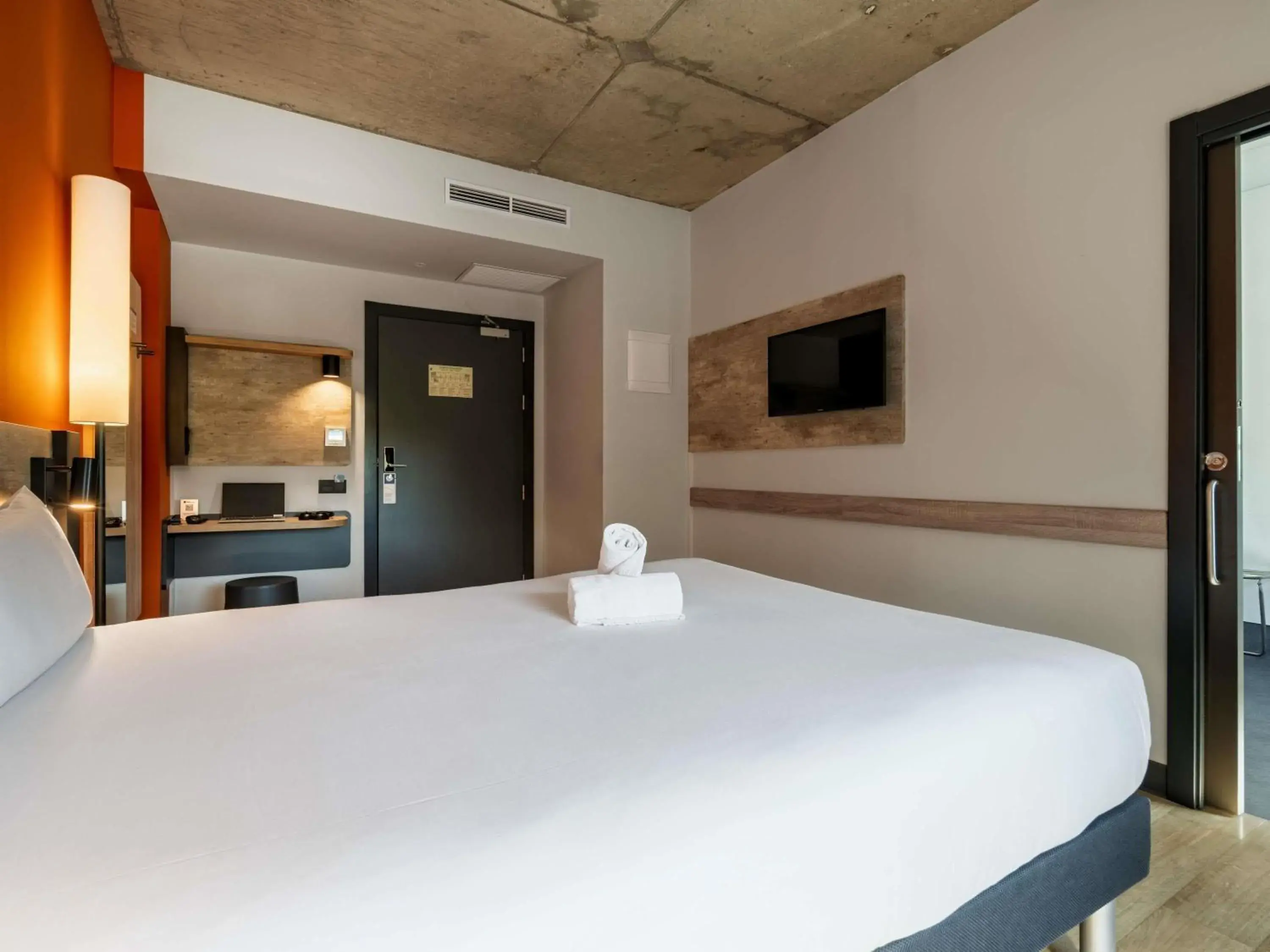 Bedroom, Bed in ibis budget Madrid Aeropuerto Bedroom, Bed in ibis budget Madrid Aeropuerto