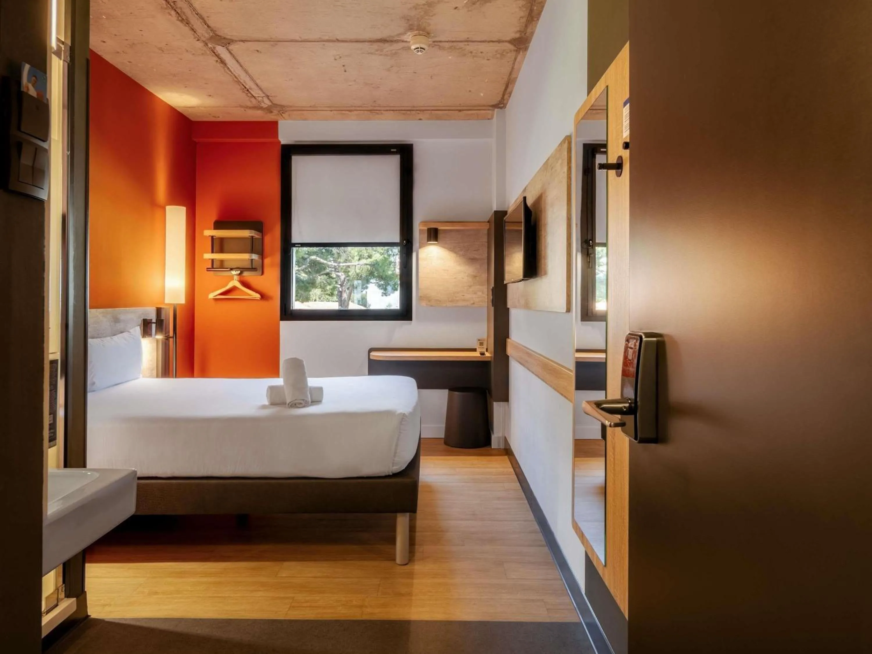 Bedroom, Bed in ibis budget Madrid Aeropuerto