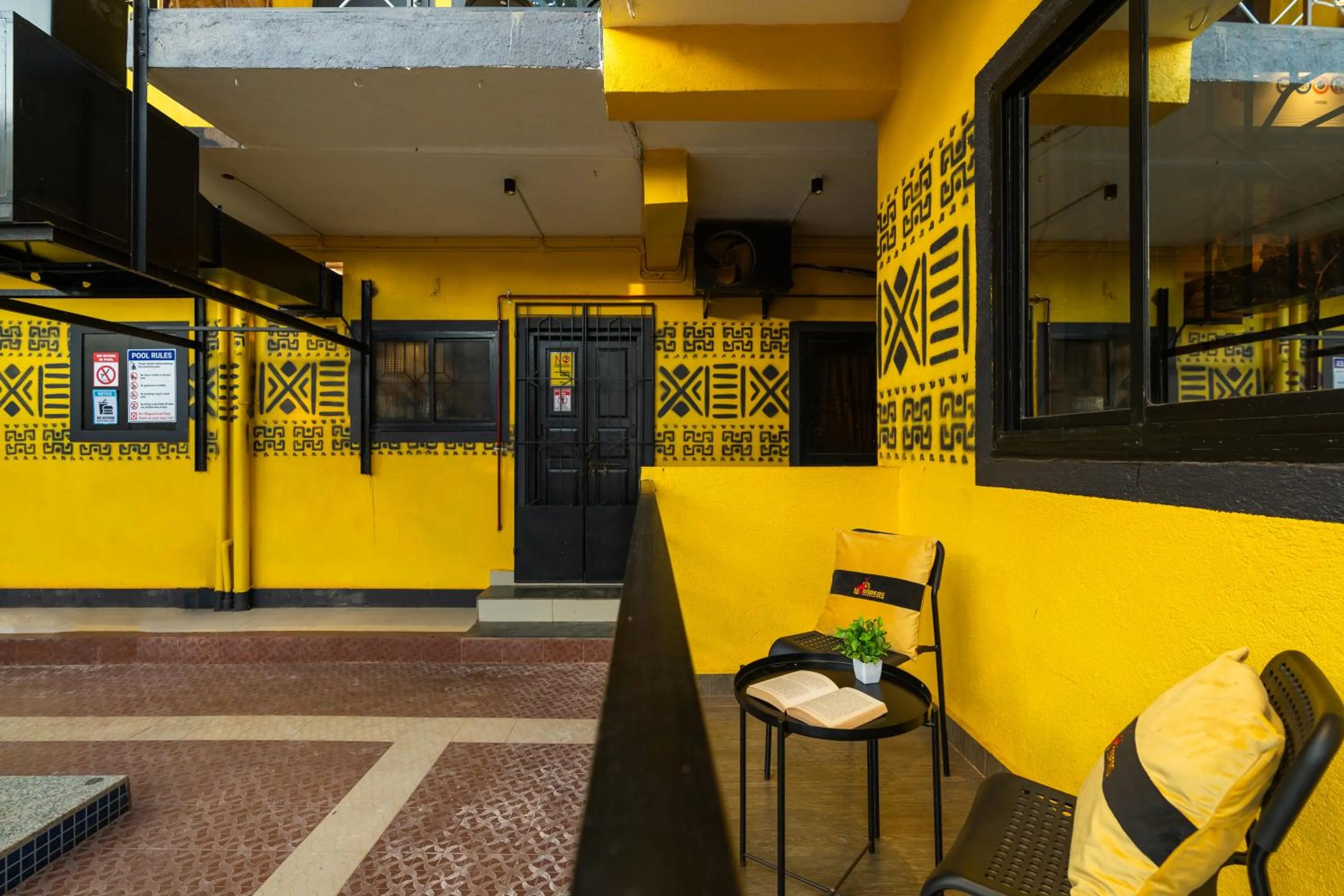 Communal lounge/ TV room in Whoopers Boutique Hotel Morjim