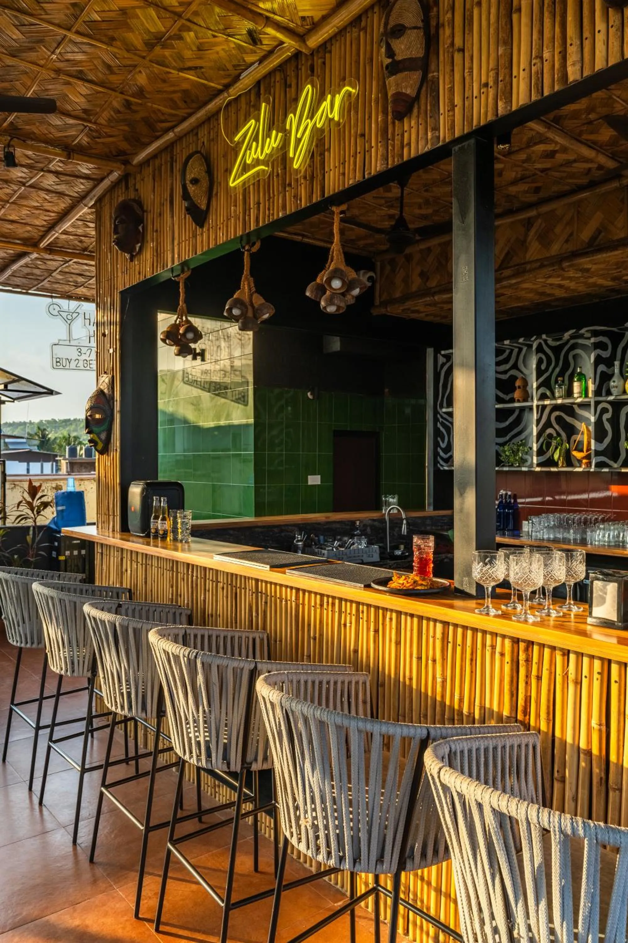 Food and drinks in Whoopers Boutique Hotel Morjim