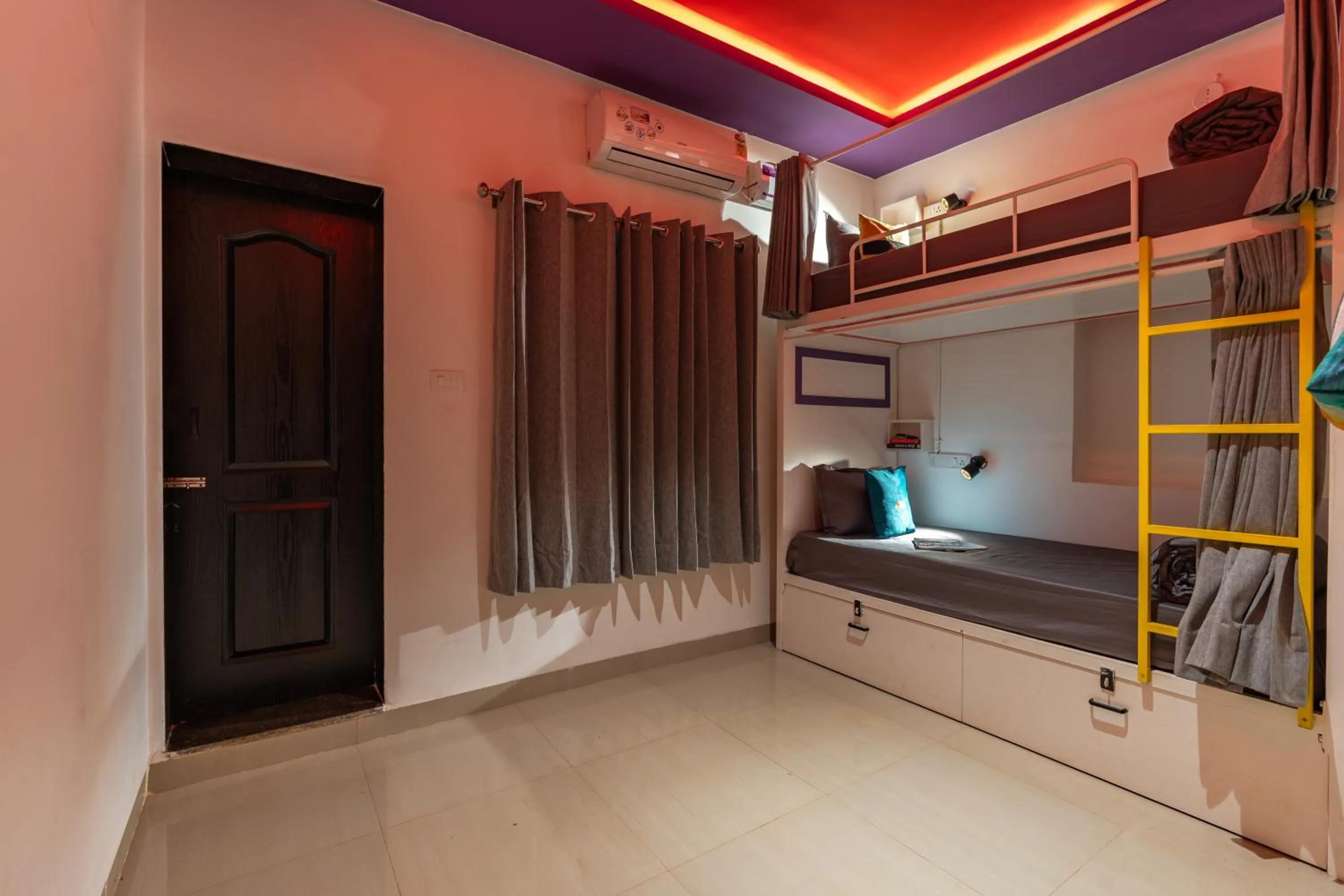 Bed in Whoopers Boutique Hotel Morjim