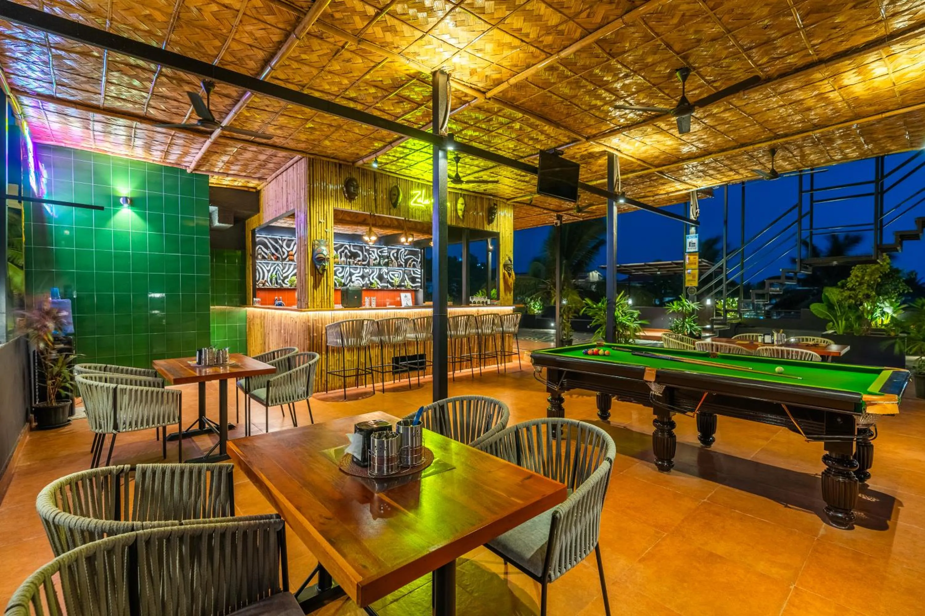 Billiard in Whoopers Boutique Hotel Morjim