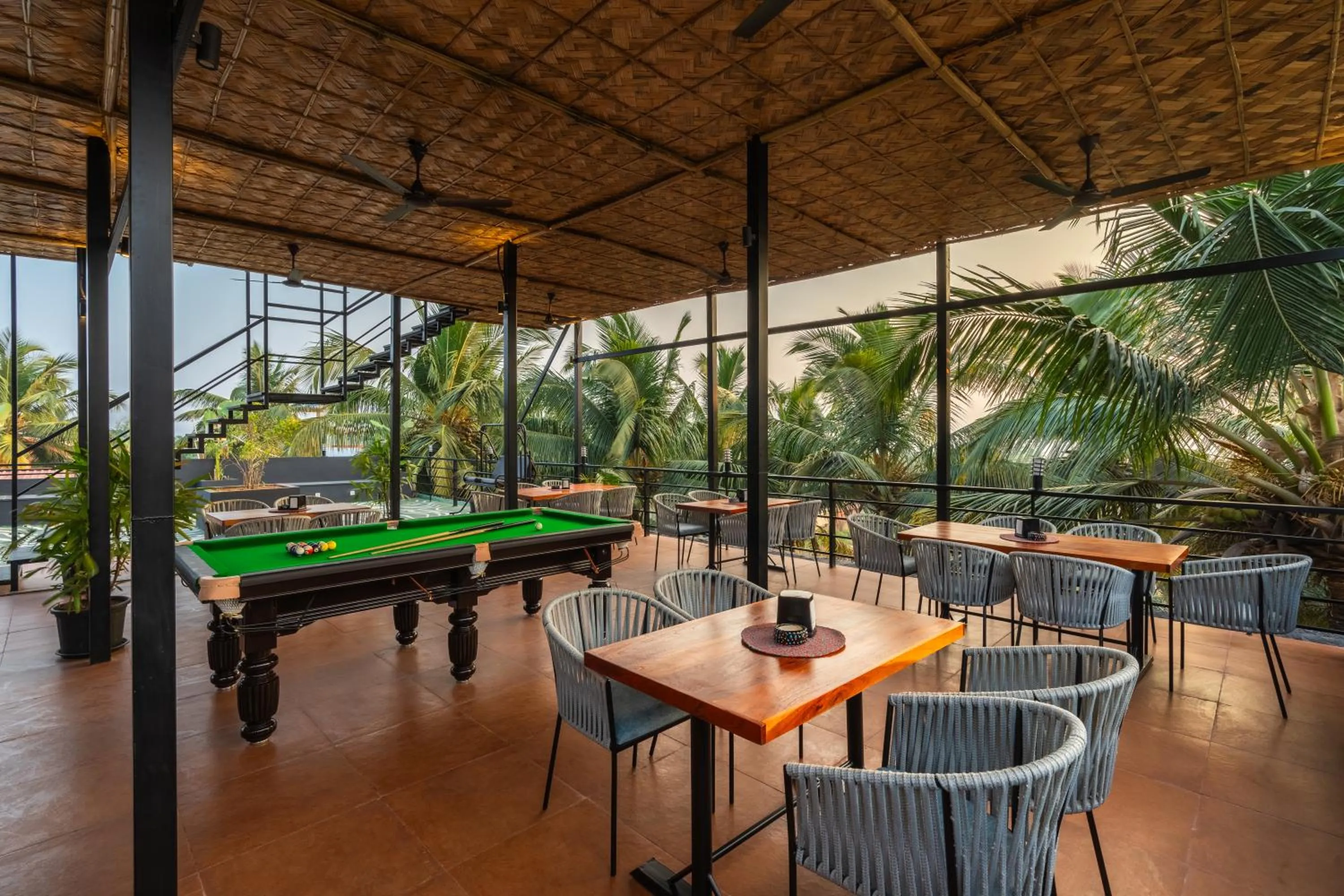 Billiard in Whoopers Boutique Hotel Morjim