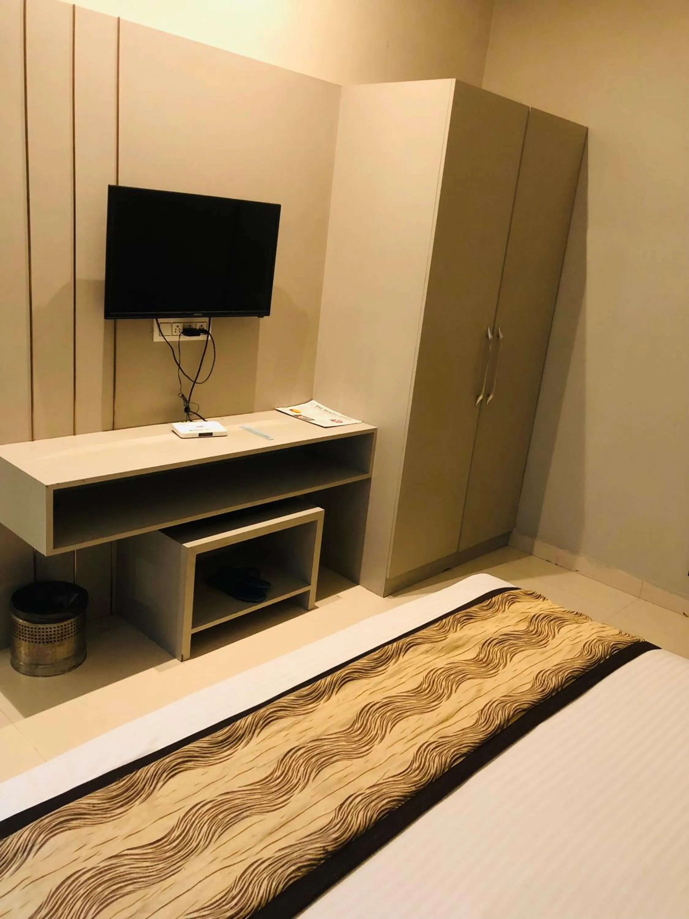 Communal lounge/ TV room, Bed in The highland hotel