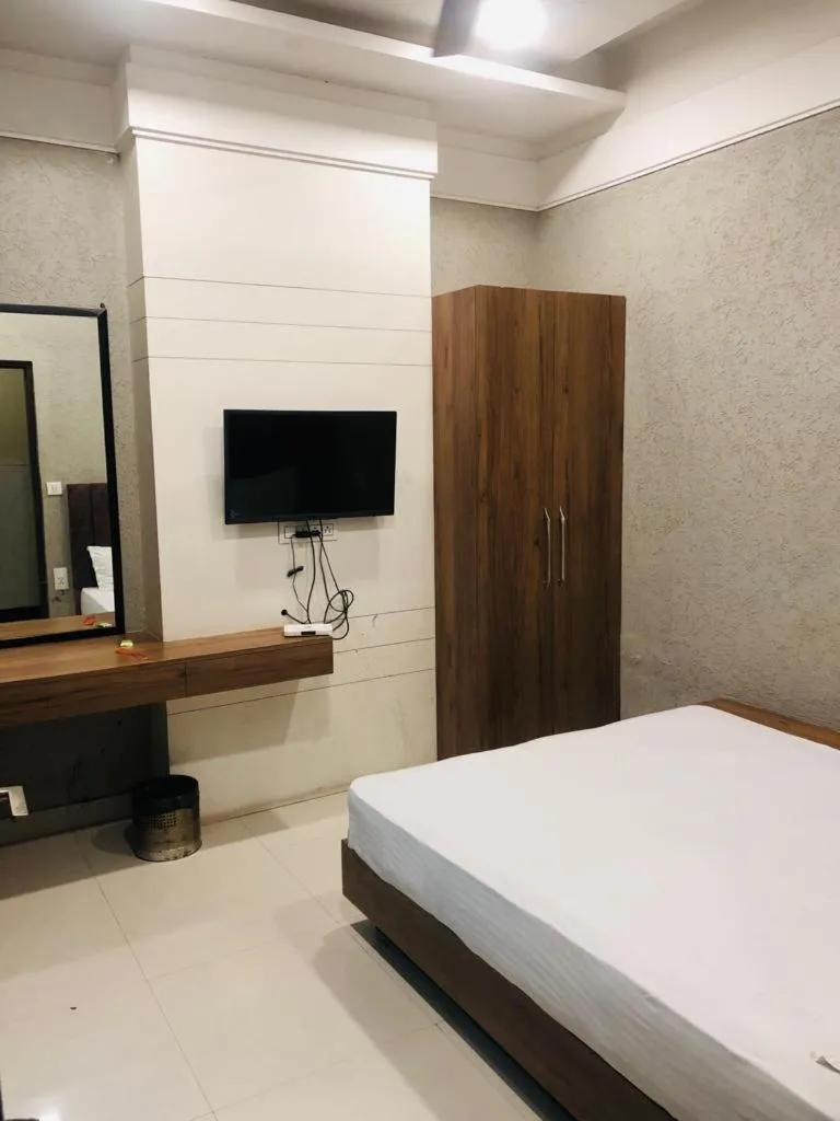 Communal lounge/ TV room, Bed in The highland hotel