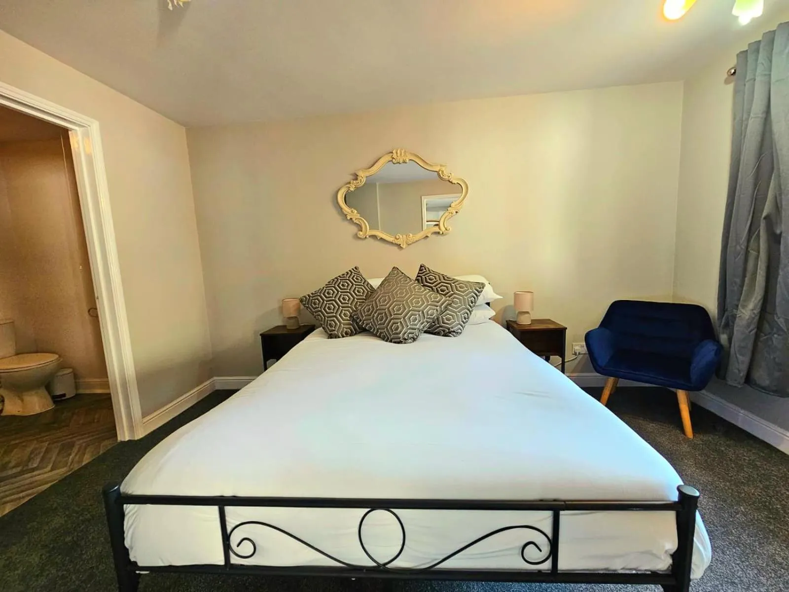 Bedroom, Bed in The Kensington