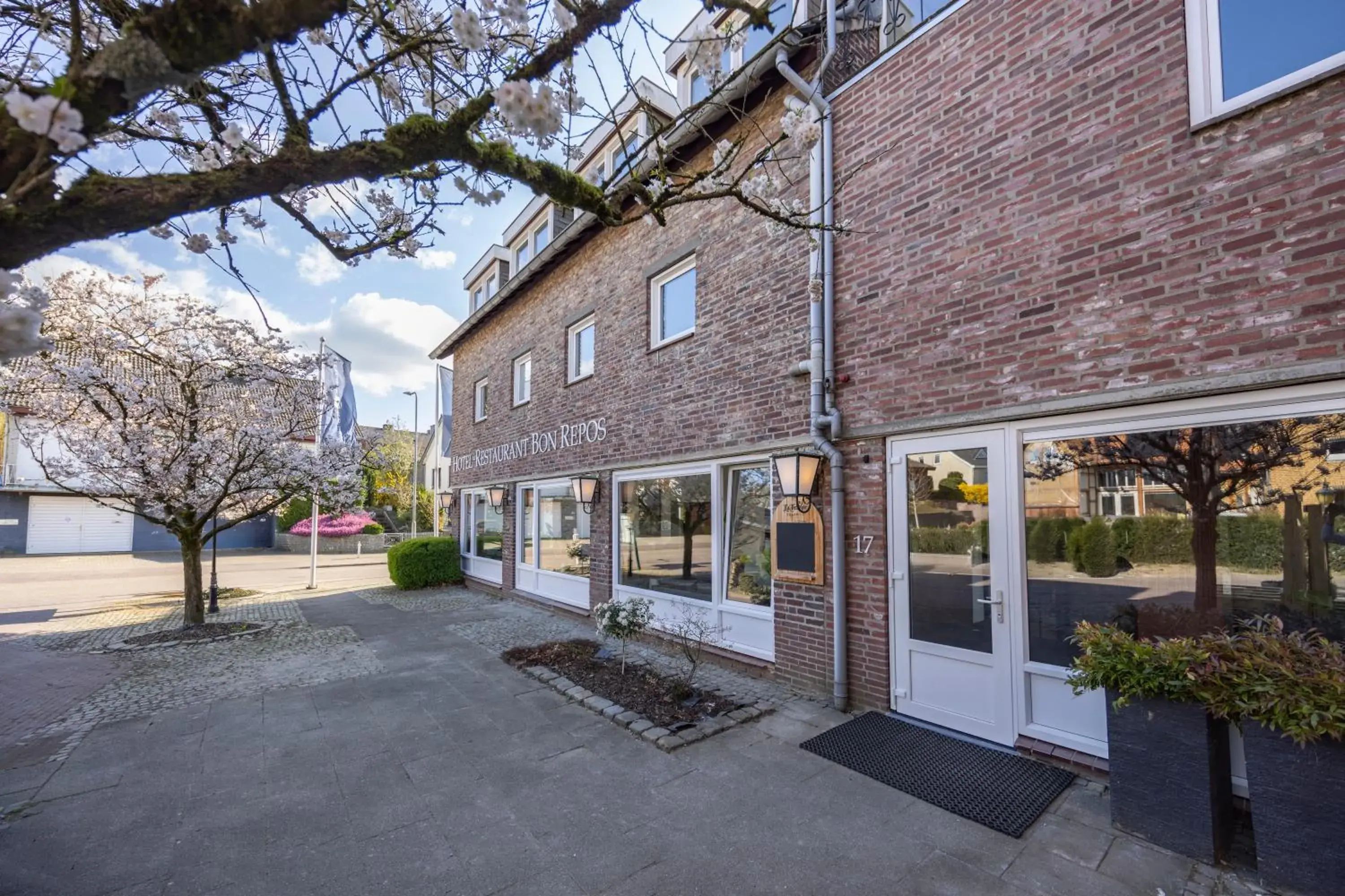 Property building in Fletcher Hotel Restaurant Bon Repos Property building in Fletcher Hotel Restaurant Bon Repos