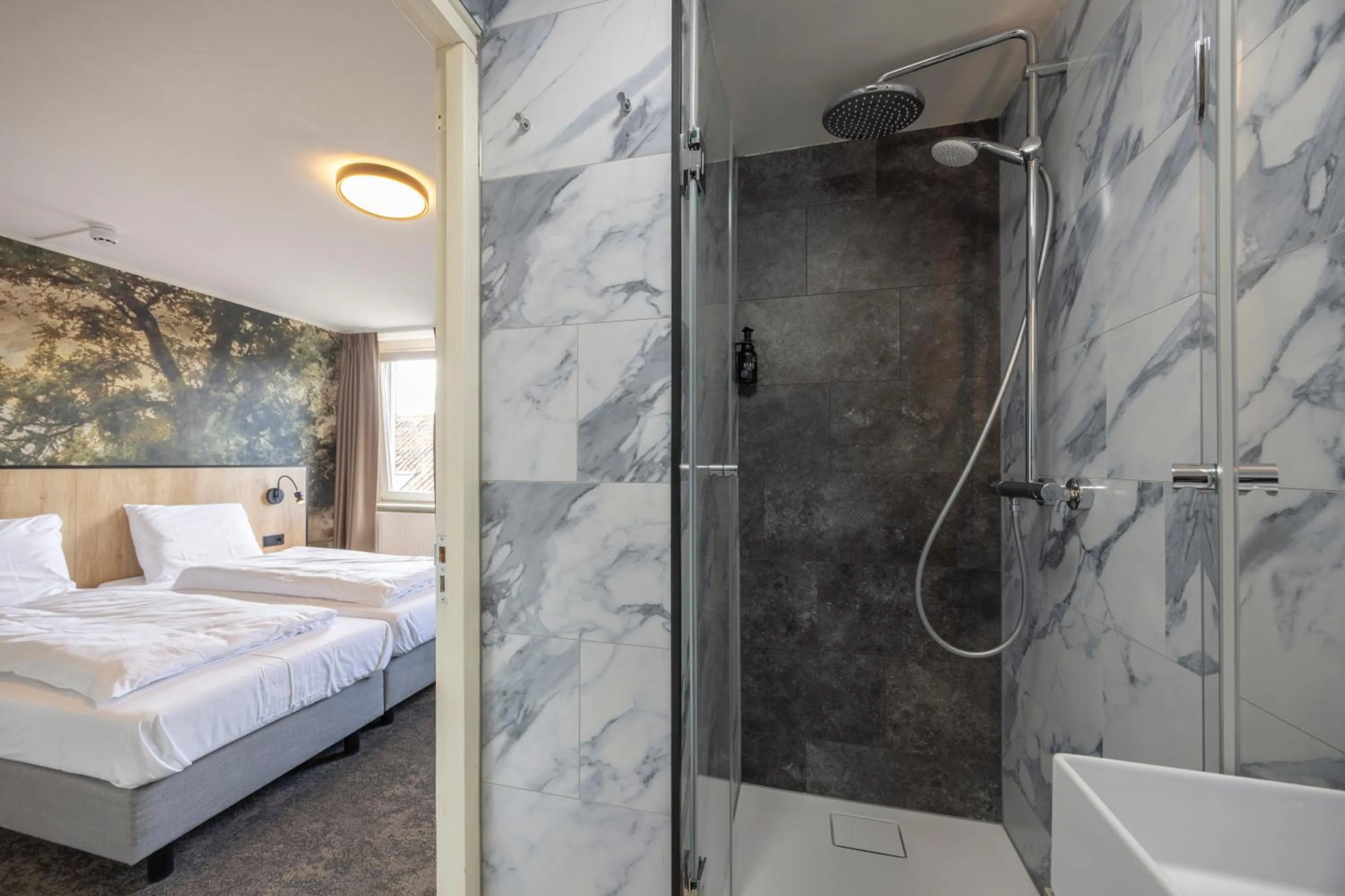 Bathroom, Bed in Fletcher Hotel Restaurant Bon Repos